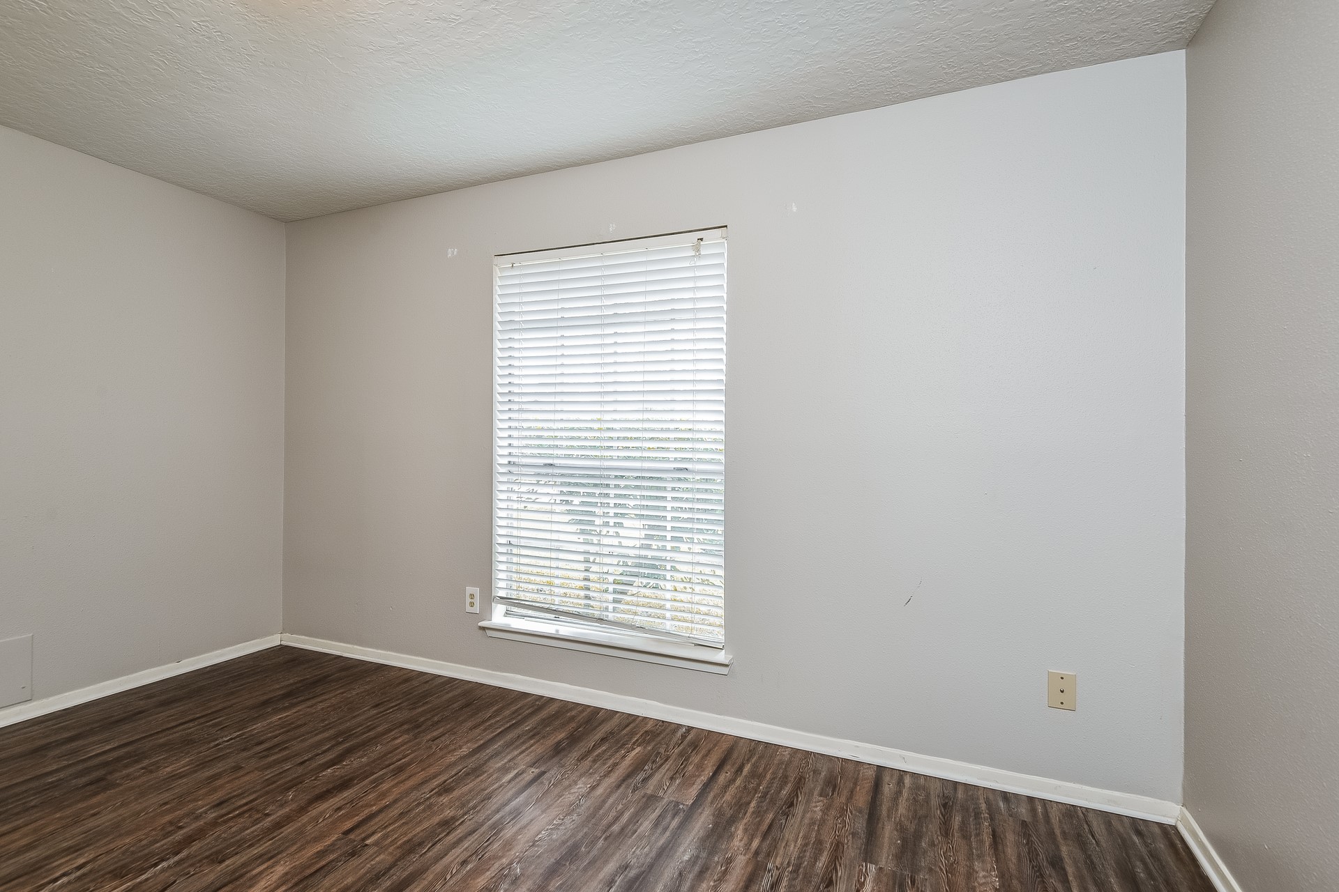 2718 N Brompton Drive Property Photo 9