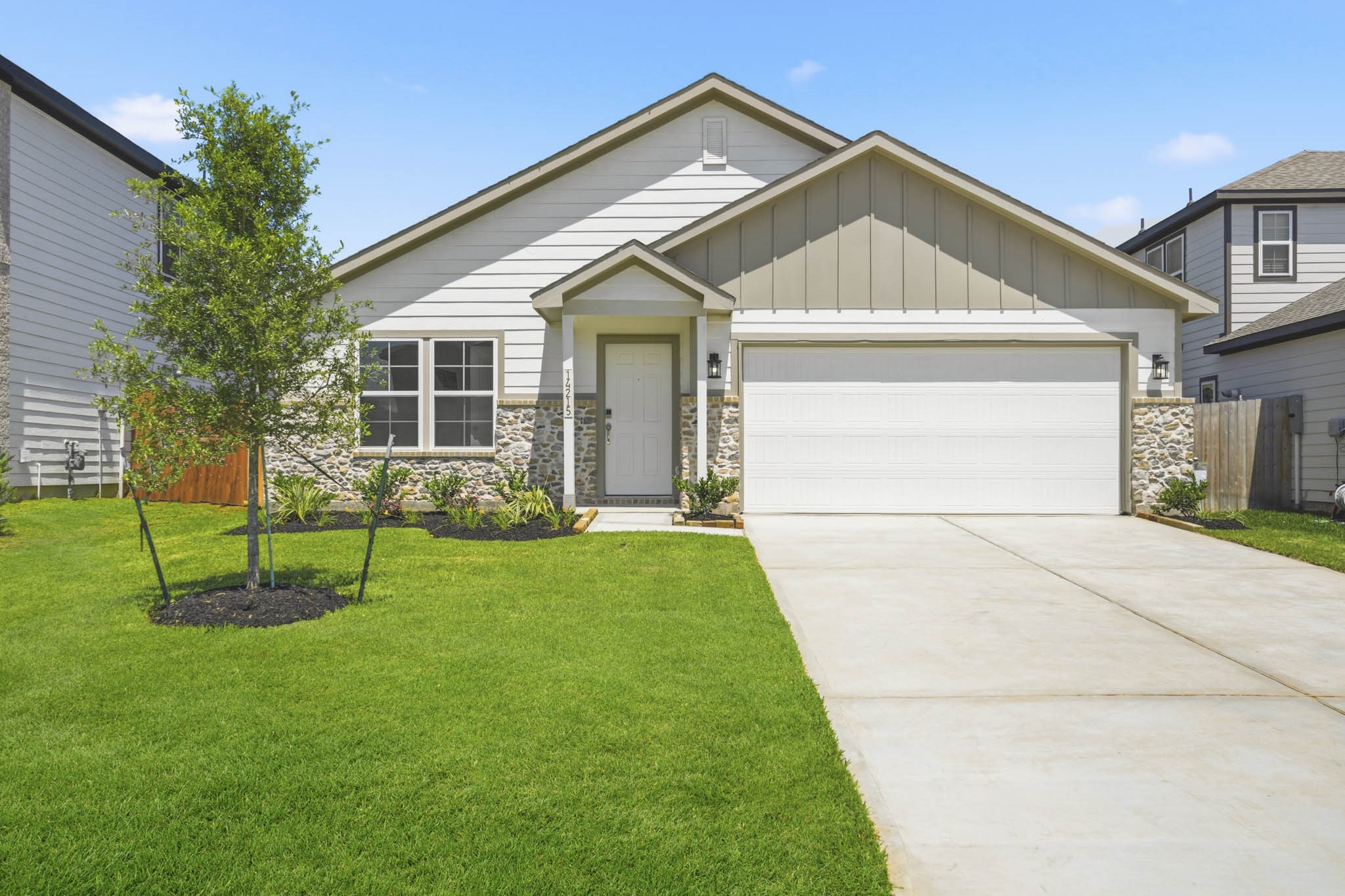 14215 Spring Valley Drive Property Photo 1