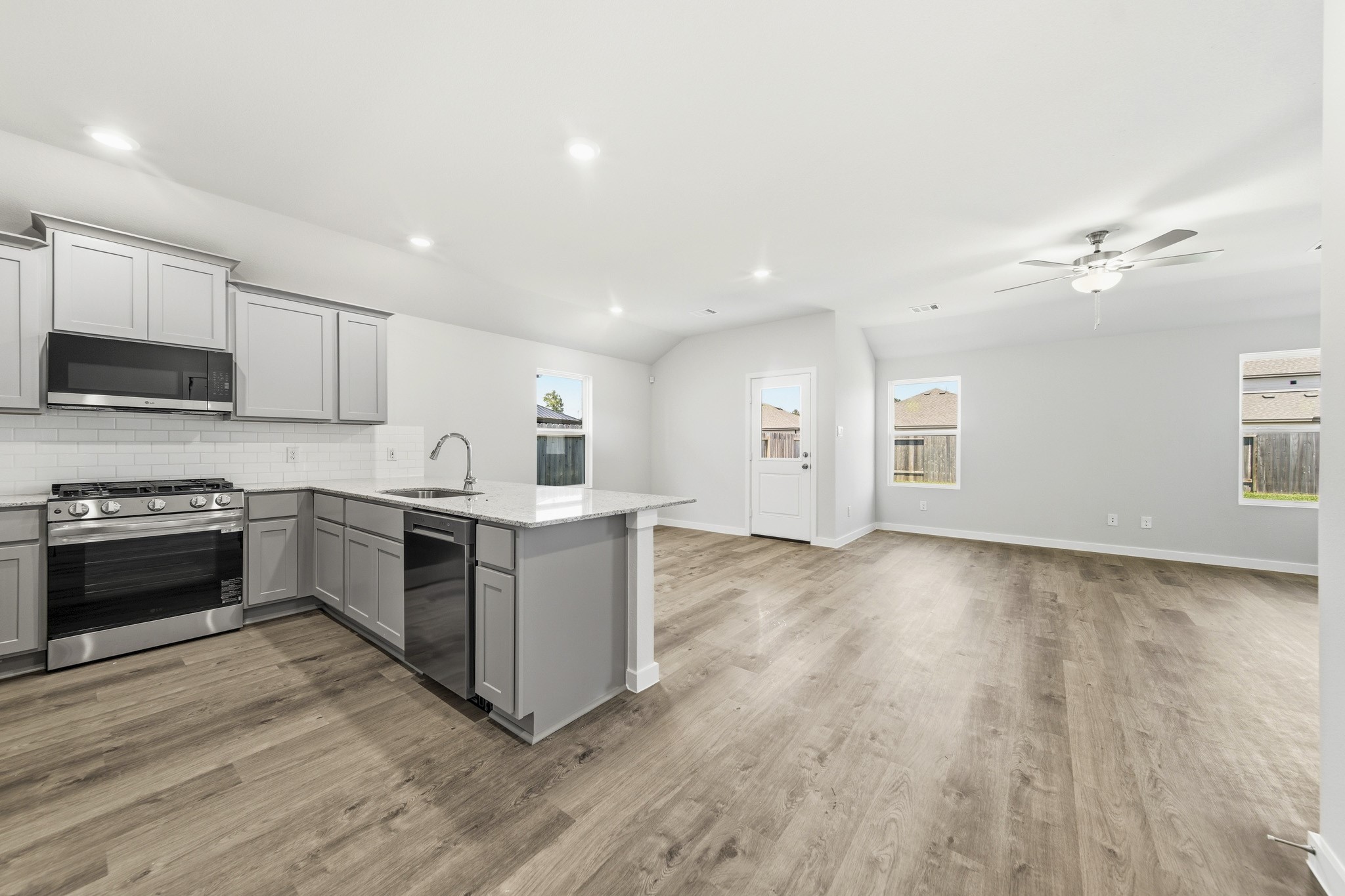 14215 Spring Valley Drive Property Photo 4