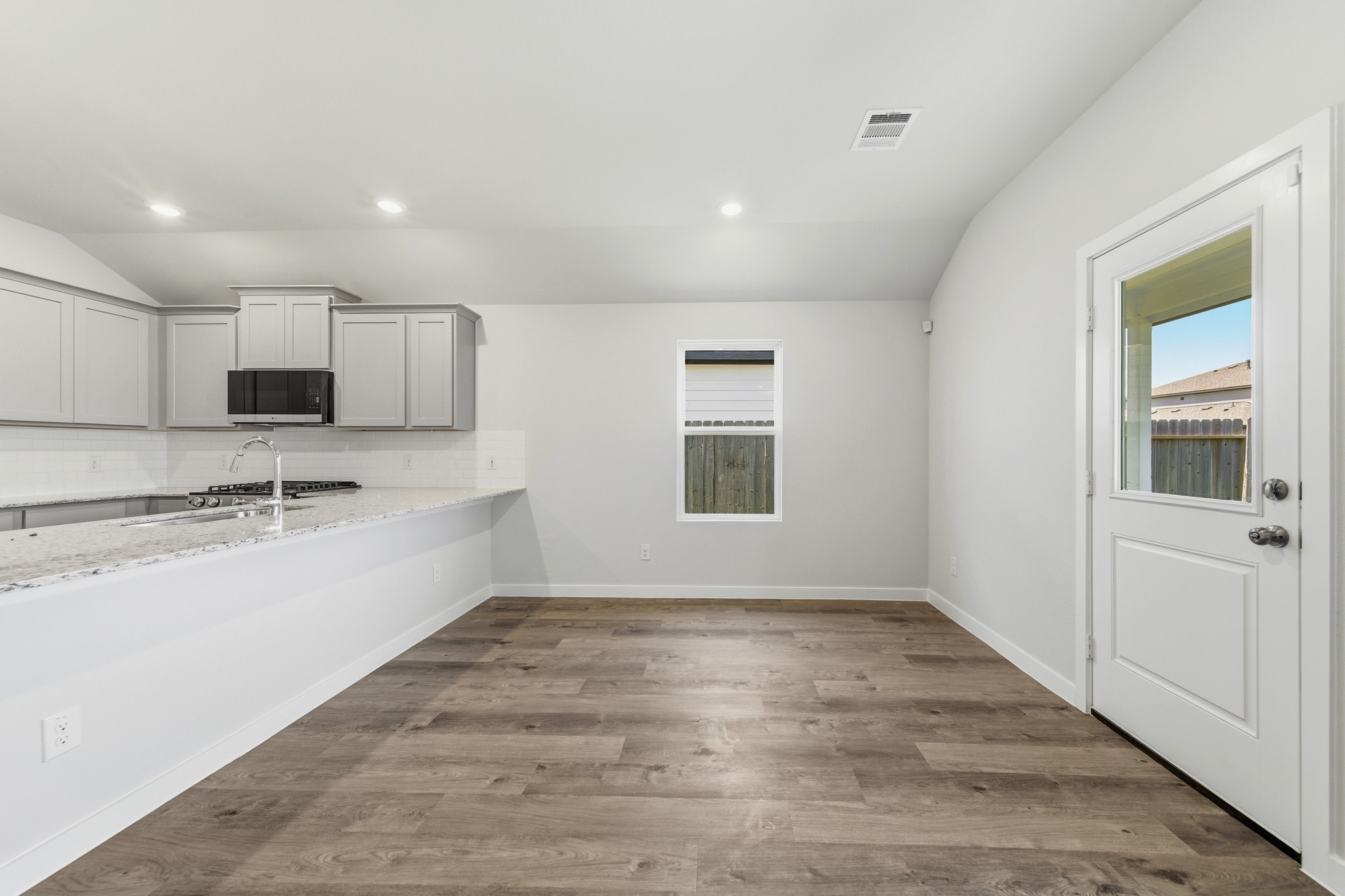 14215 Spring Valley Drive Property Photo 8