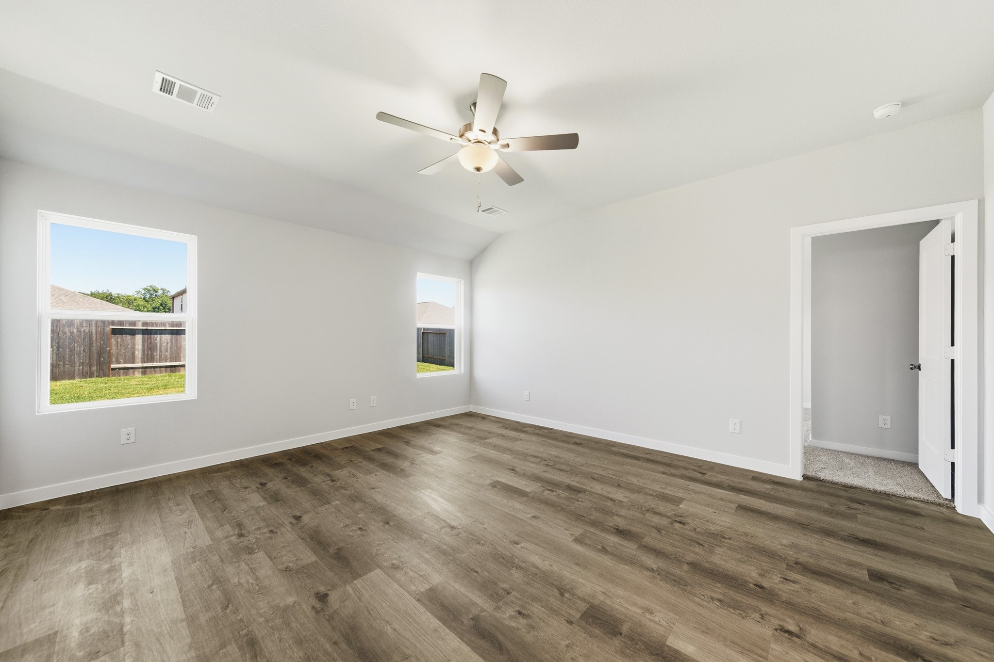 14215 Spring Valley Drive Property Photo 10