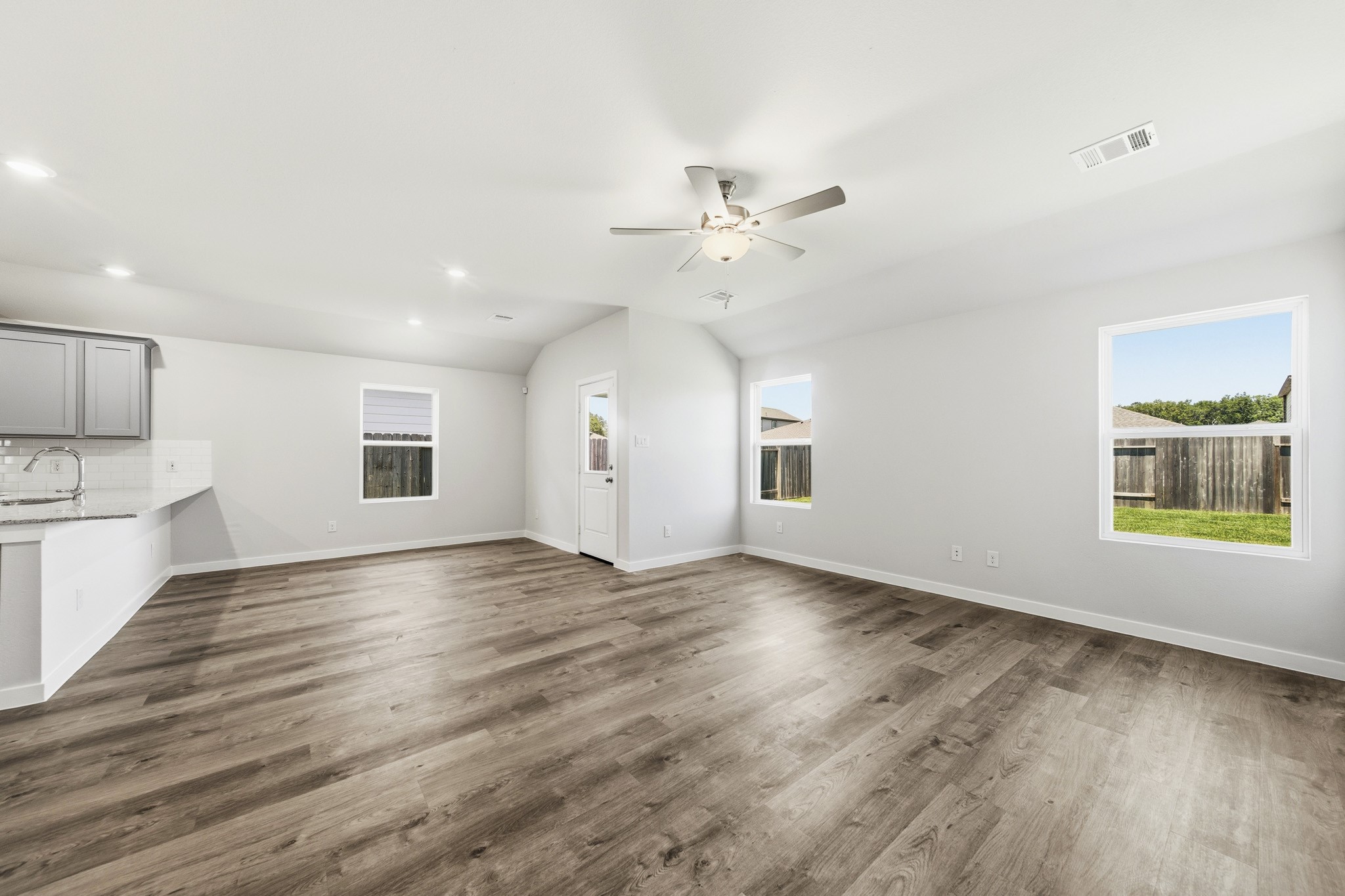 14215 Spring Valley Drive Property Photo 11