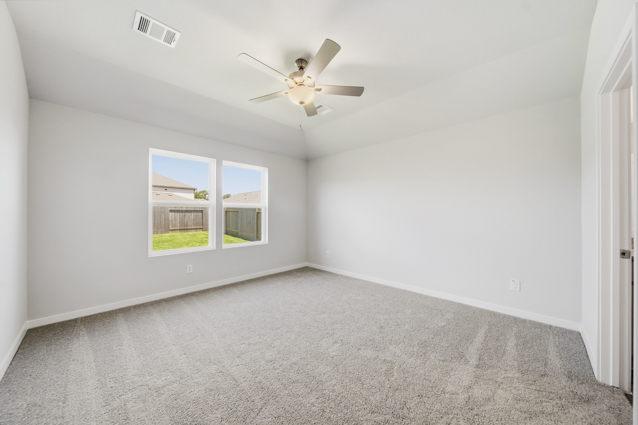 14215 Spring Valley Drive Property Photo 12