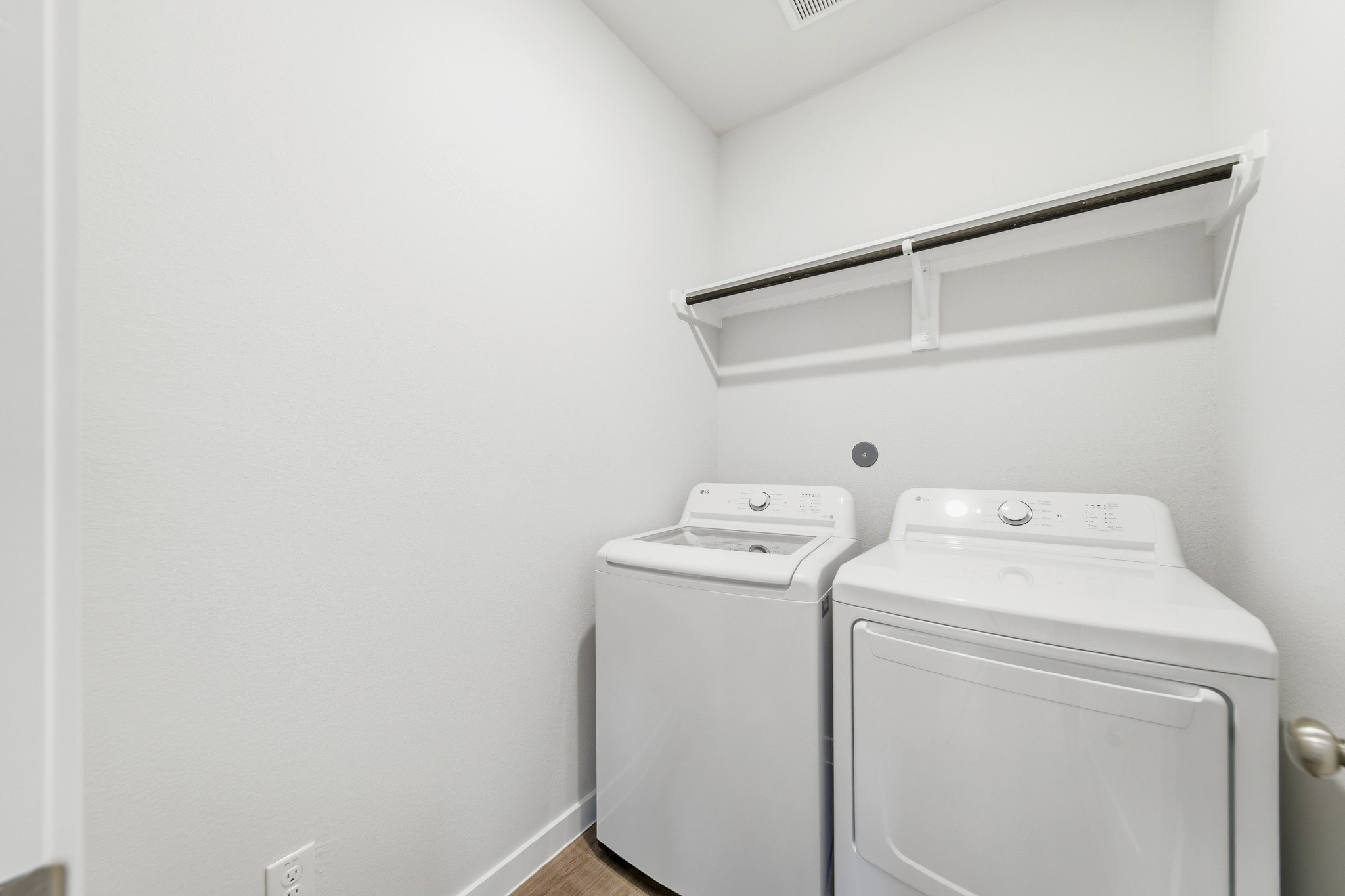 14215 Spring Valley Drive Property Photo 16