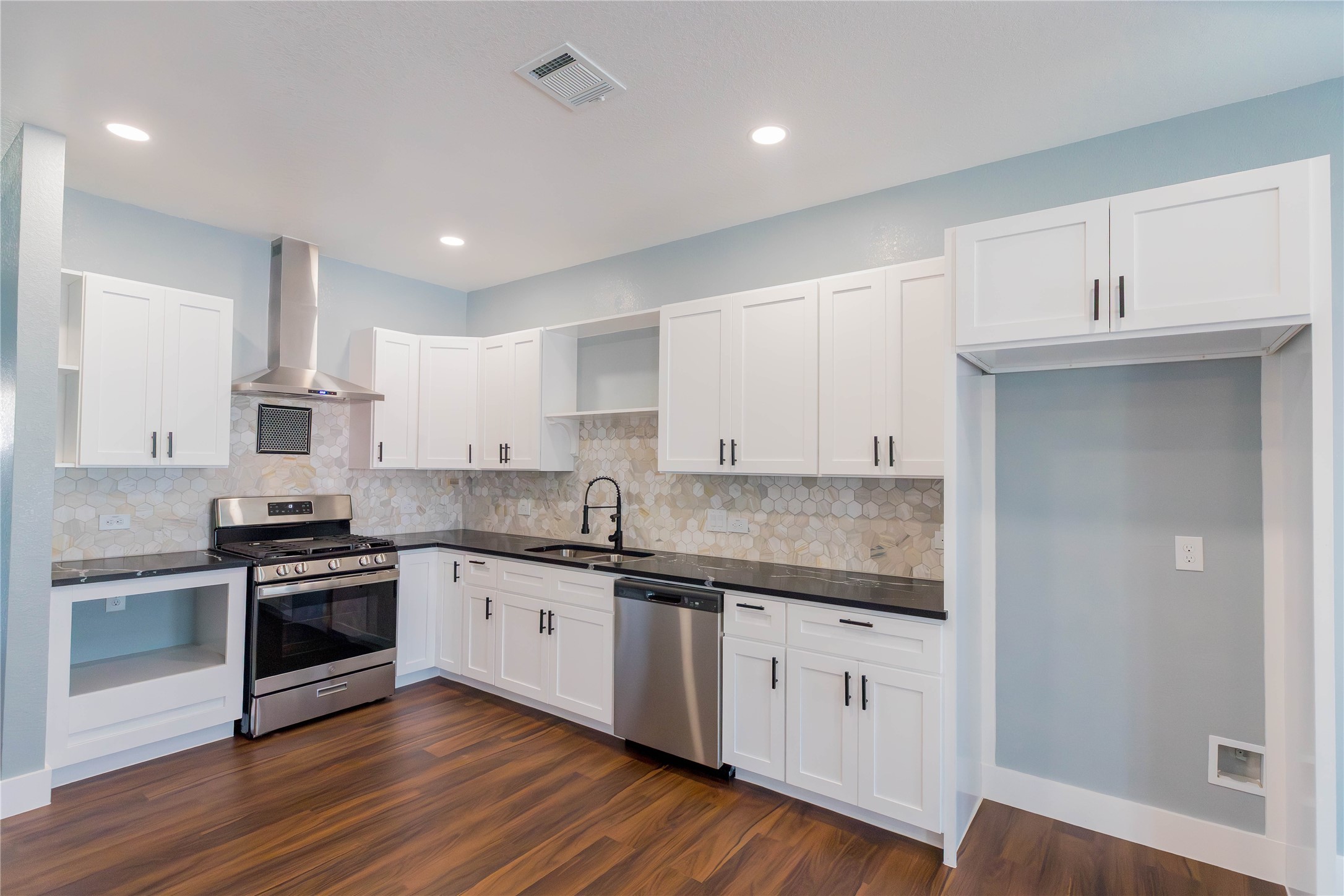 818 Westshire Drive Property Photo 4