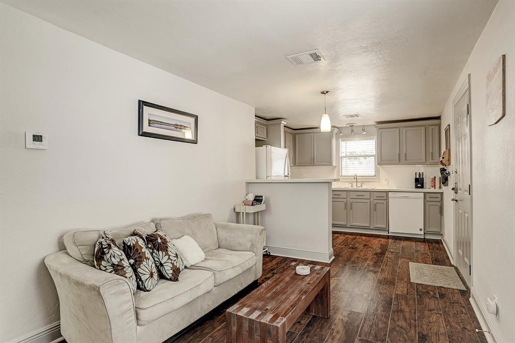1308 Idylwild Street B Property Photo 3