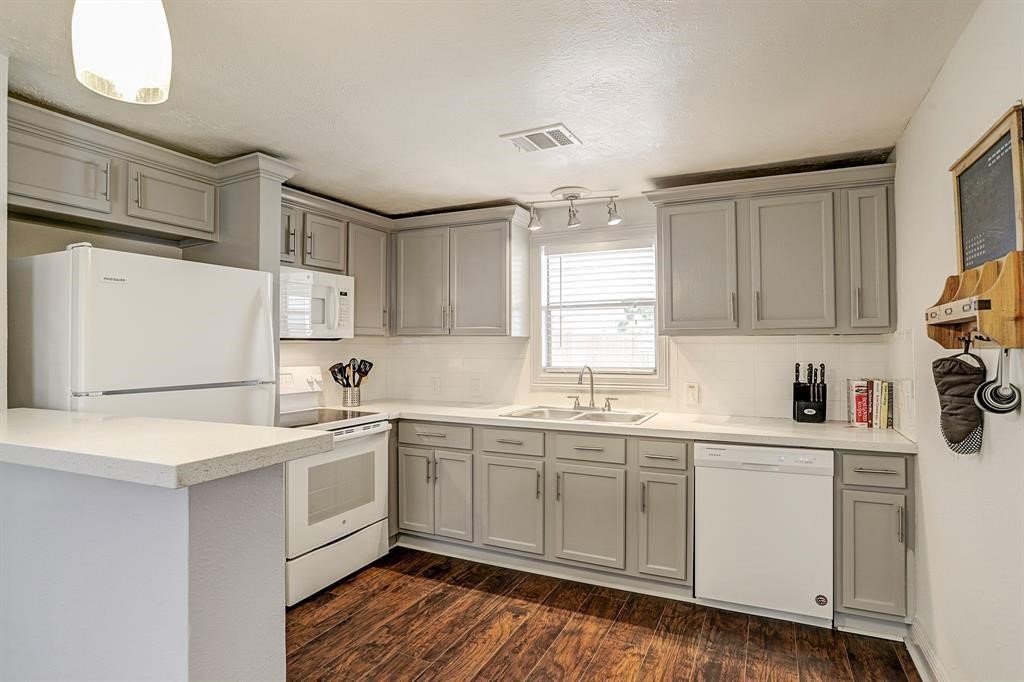 1308 Idylwild Street B Property Photo 6