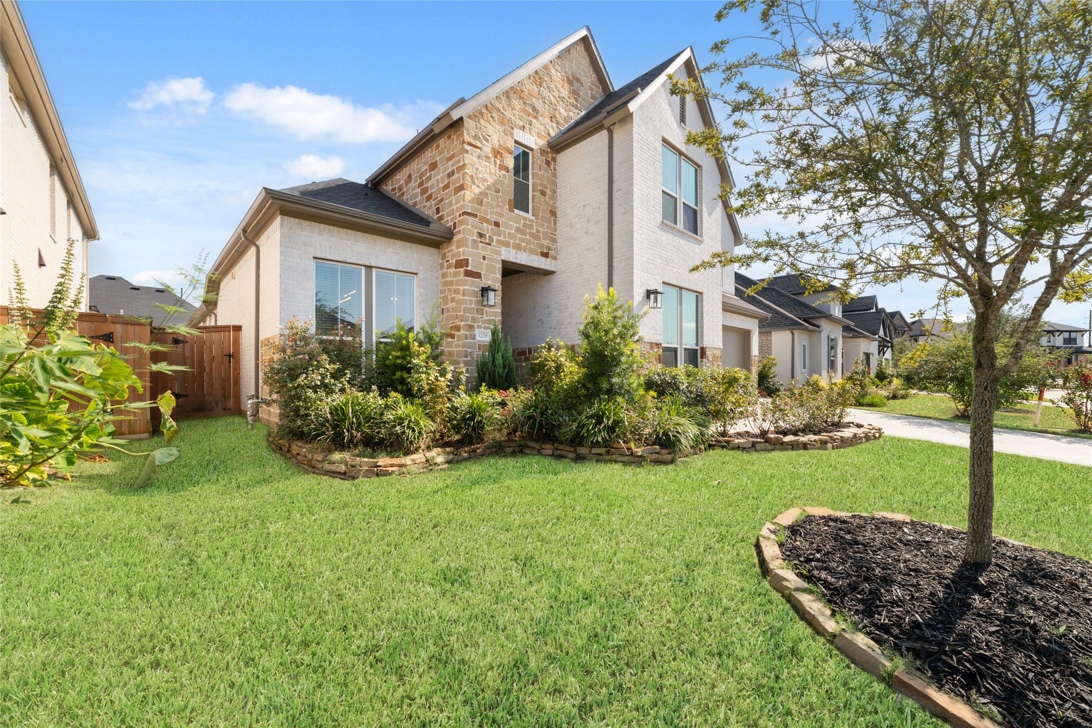 32018 Crested Knoll Court Property Photo 3