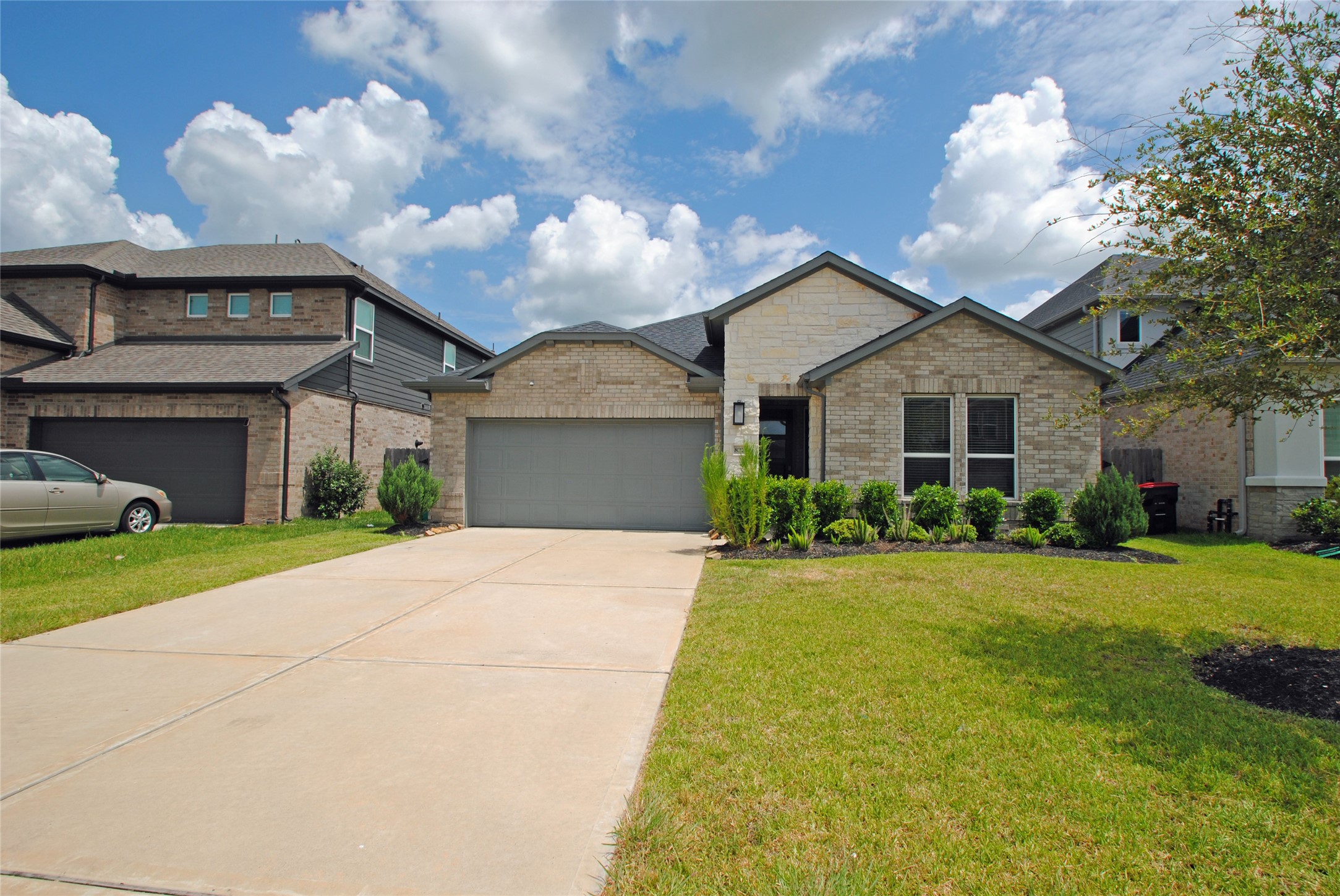 8326 Oakland Heights Lane Property Photo 1