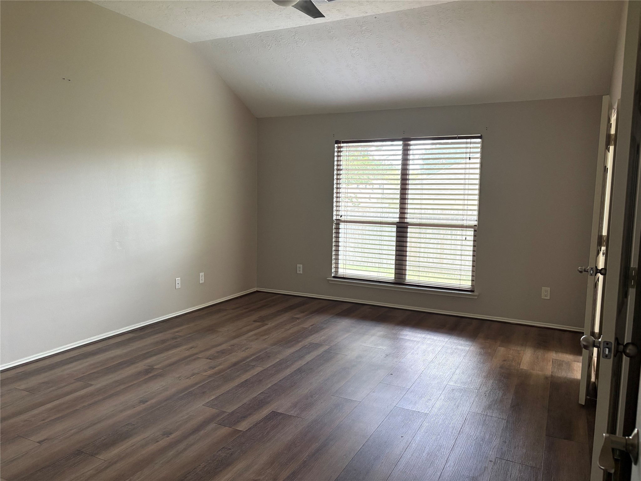 18499 Sunrise Pnes Property Photo 4