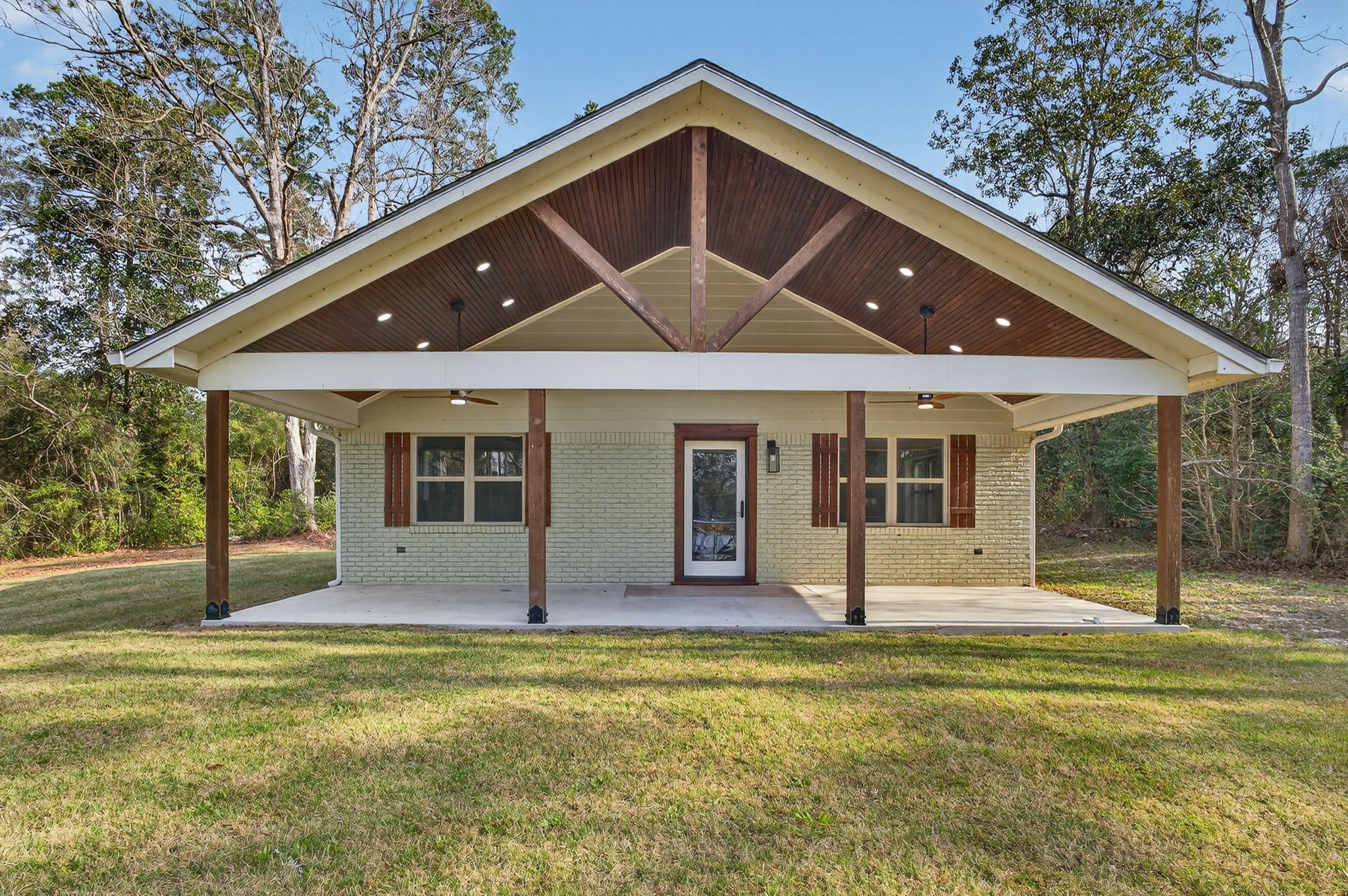 525 Charmaine Drive E Property Photo 3