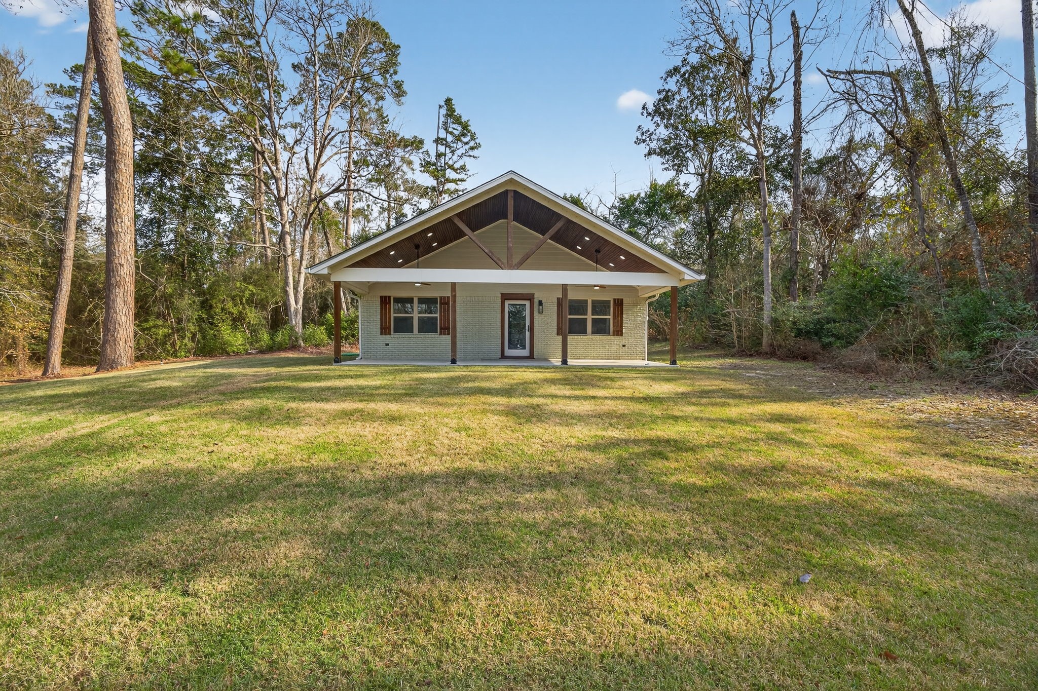 525 Charmaine Drive E Property Photo 4