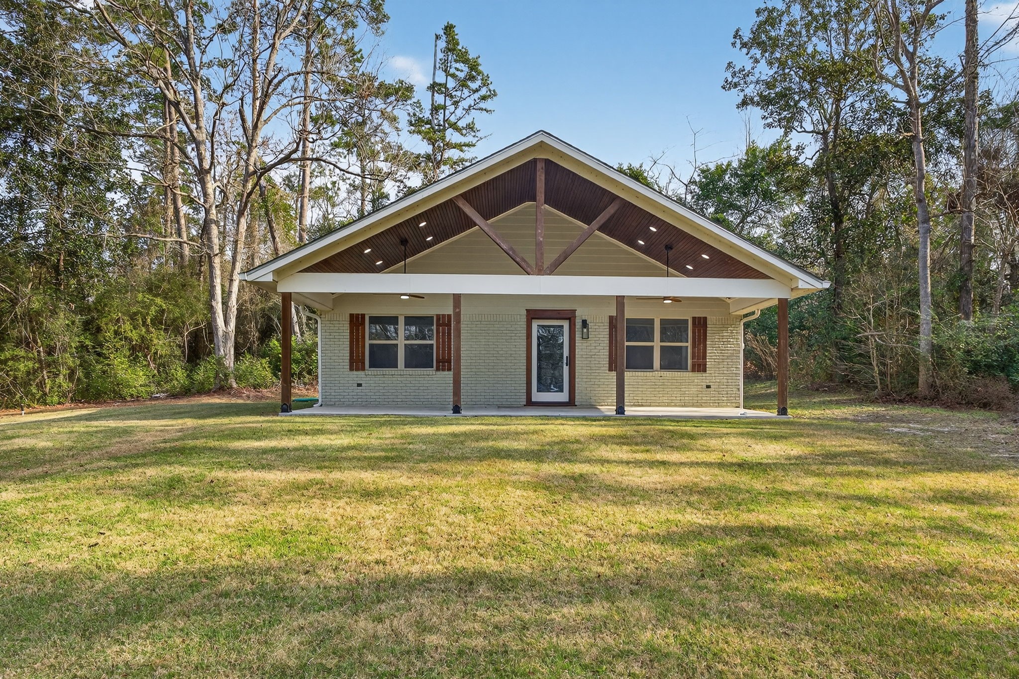525 Charmaine Drive E Property Photo 5