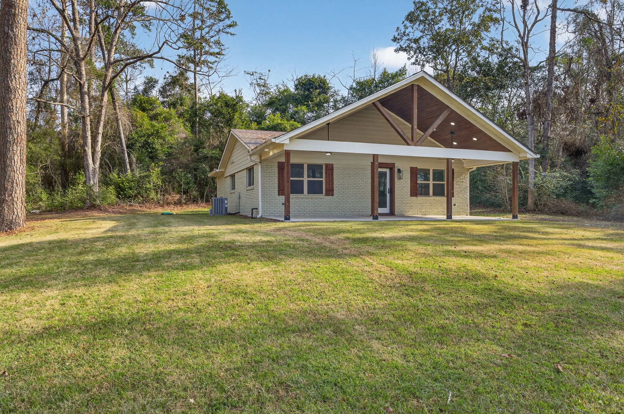525 Charmaine Drive E Property Photo 6