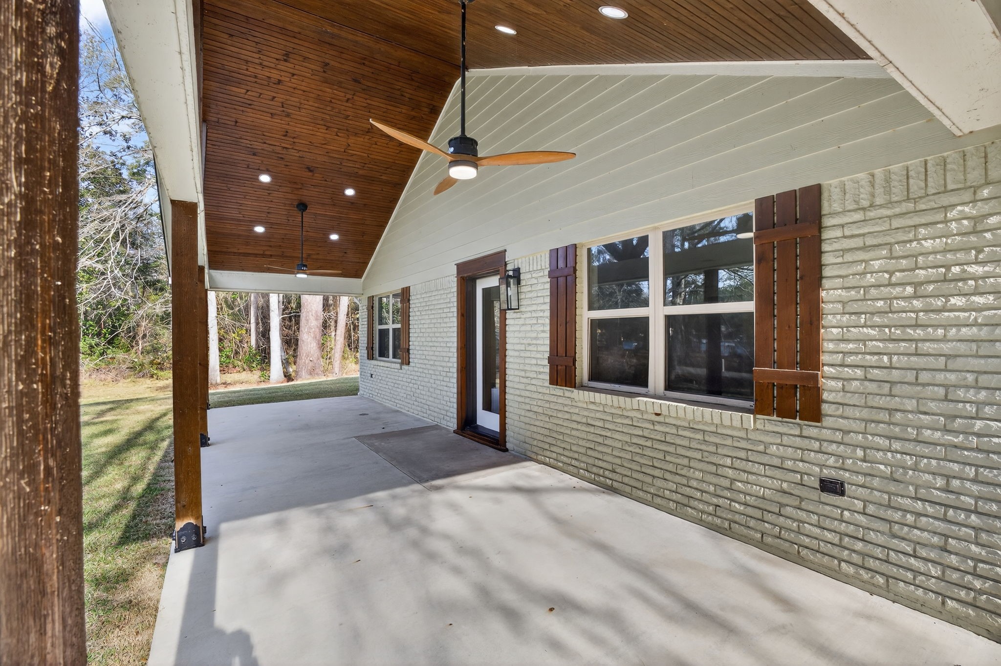 525 Charmaine Drive E Property Photo 8