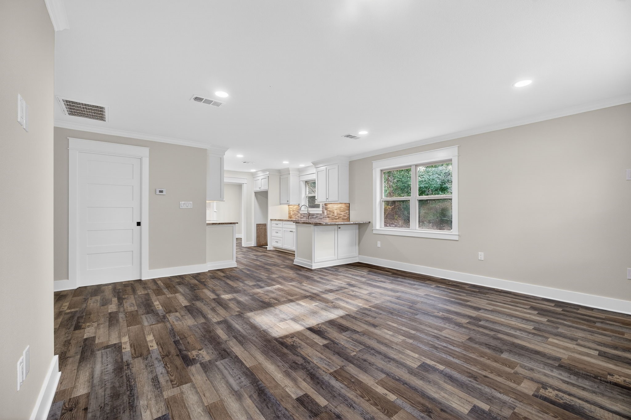 525 Charmaine Drive E Property Photo 9