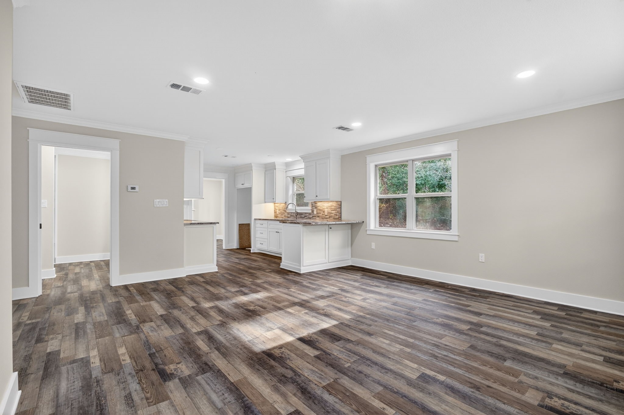 525 Charmaine Drive E Property Photo 10