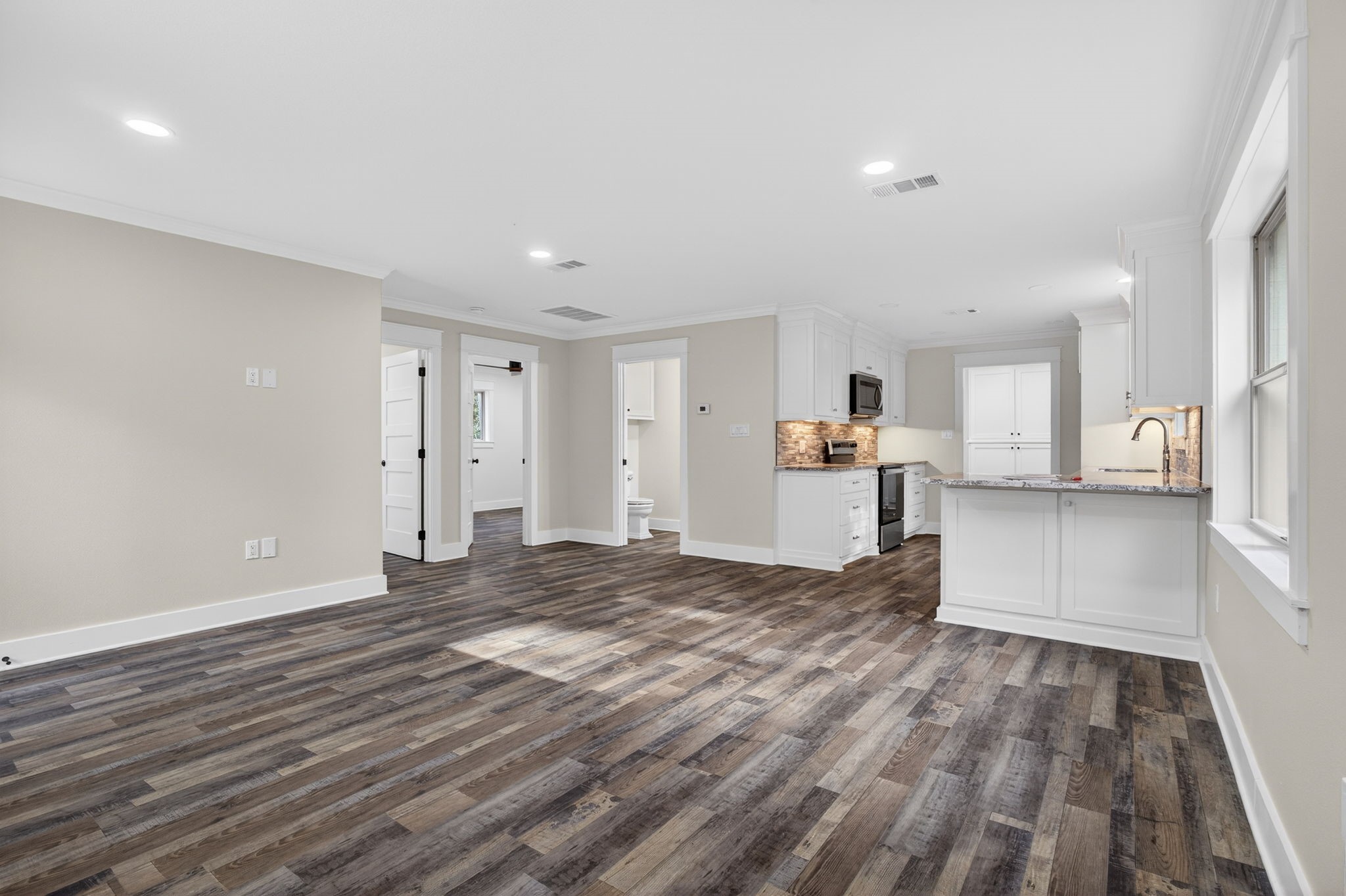 525 Charmaine Drive E Property Photo 11