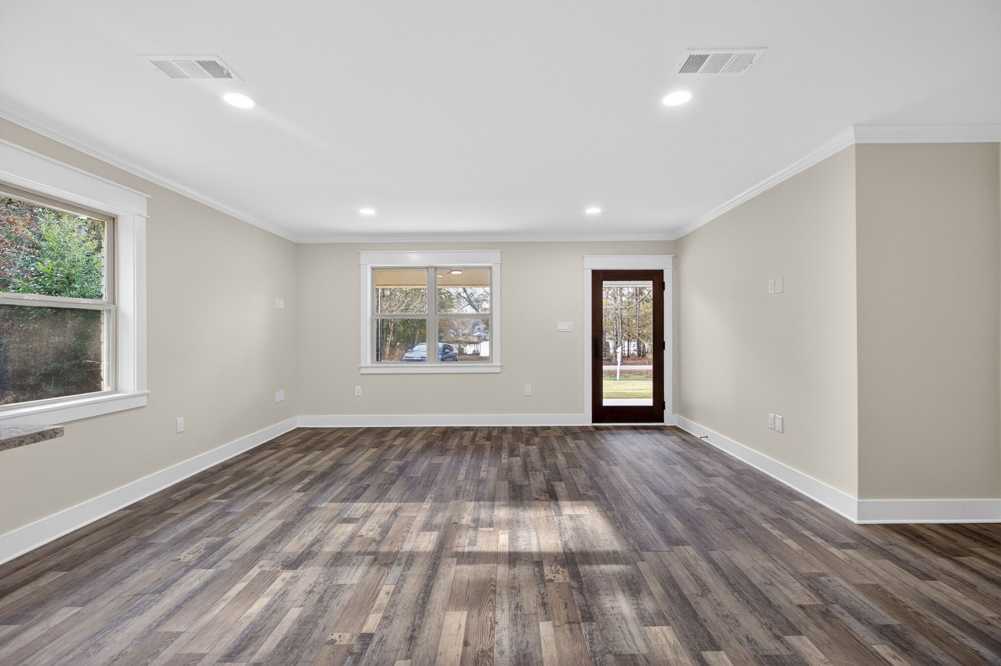 525 Charmaine Drive E Property Photo 12