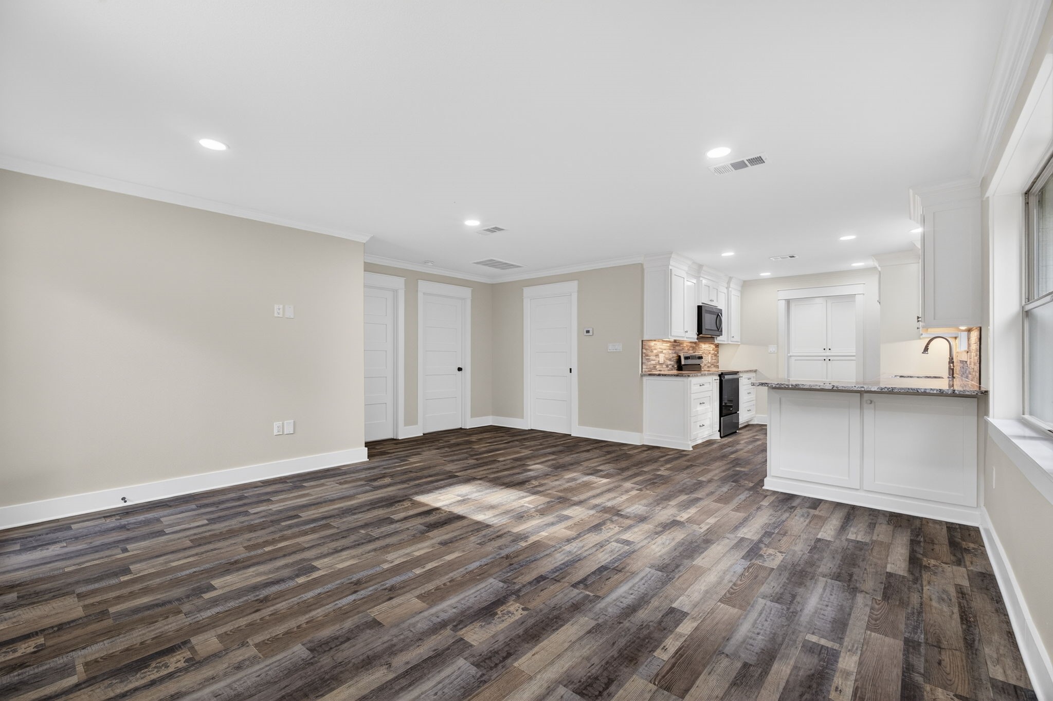 525 Charmaine Drive E Property Photo 13