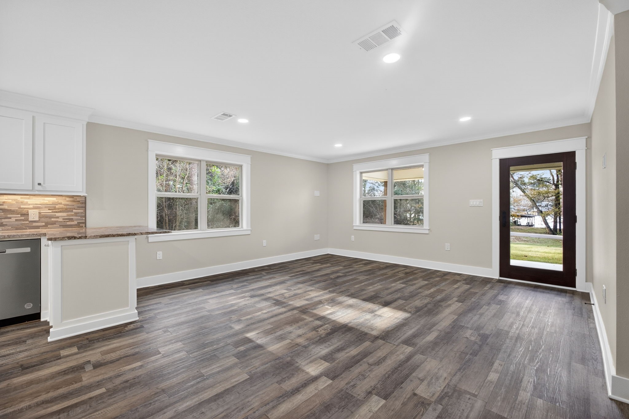 525 Charmaine Drive E Property Photo 14