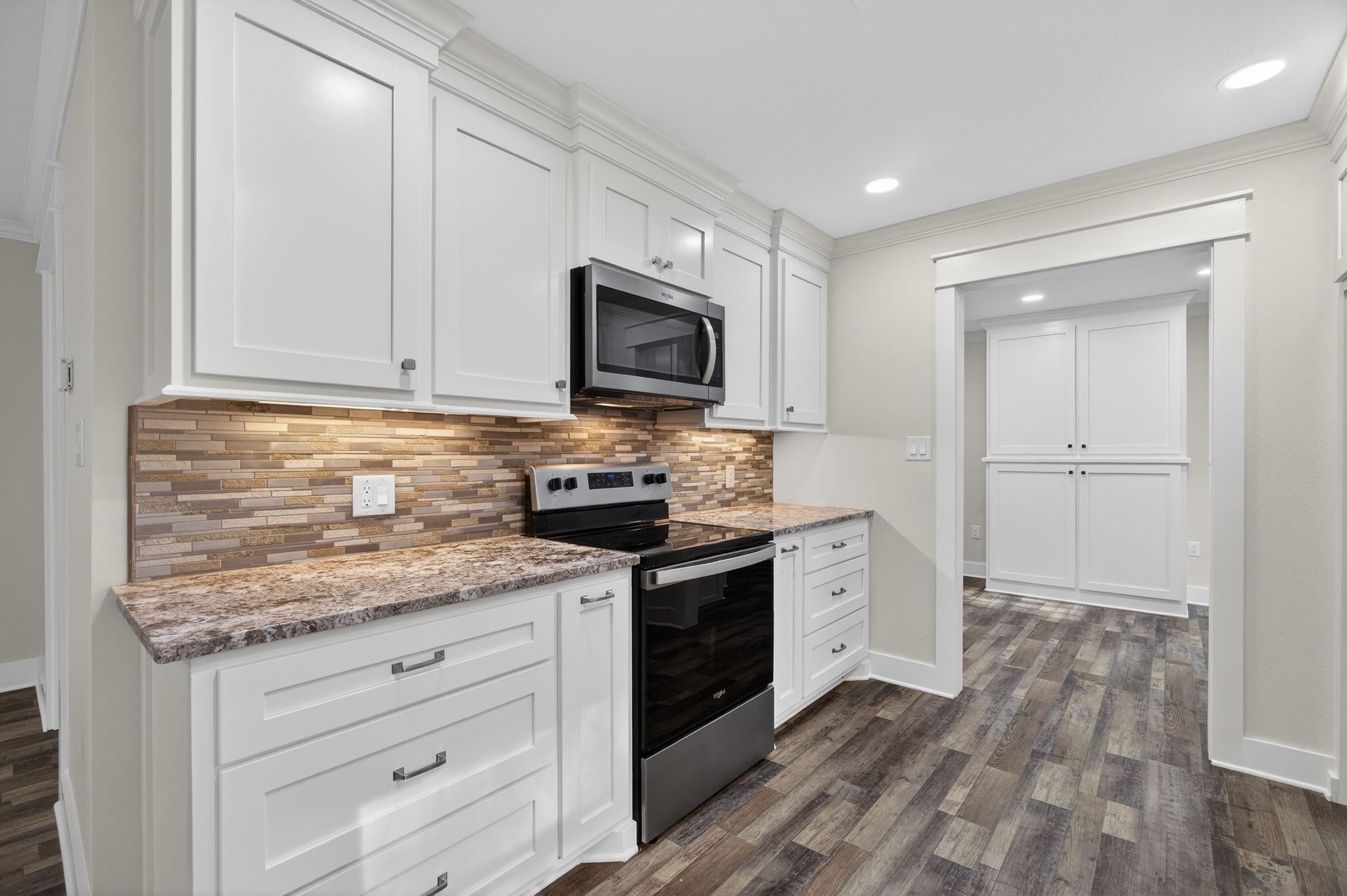 525 Charmaine Drive E Property Photo 16