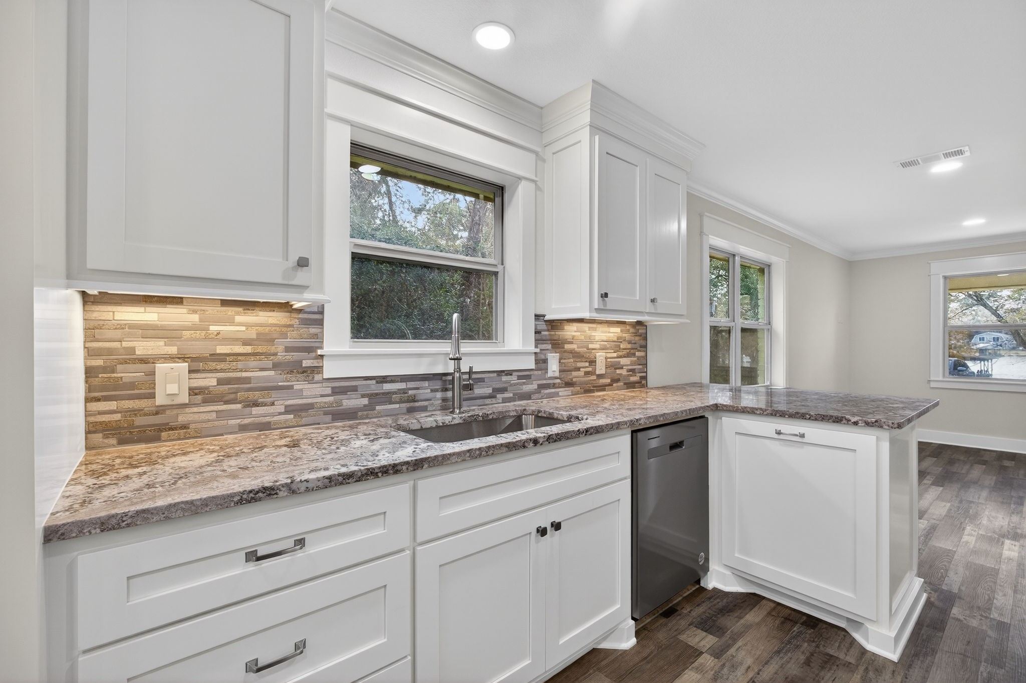 525 Charmaine Drive E Property Photo 17