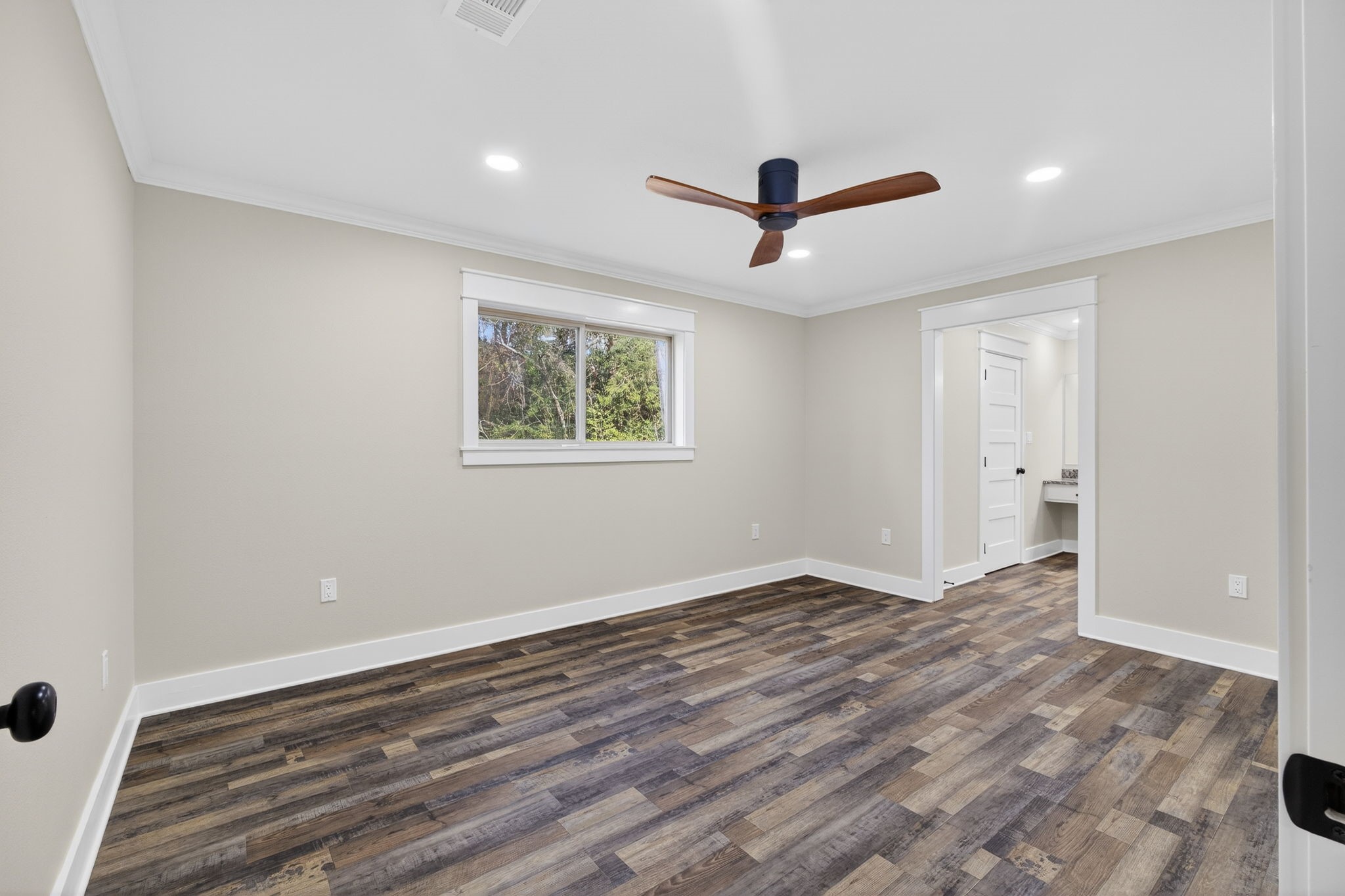 525 Charmaine Drive E Property Photo 21
