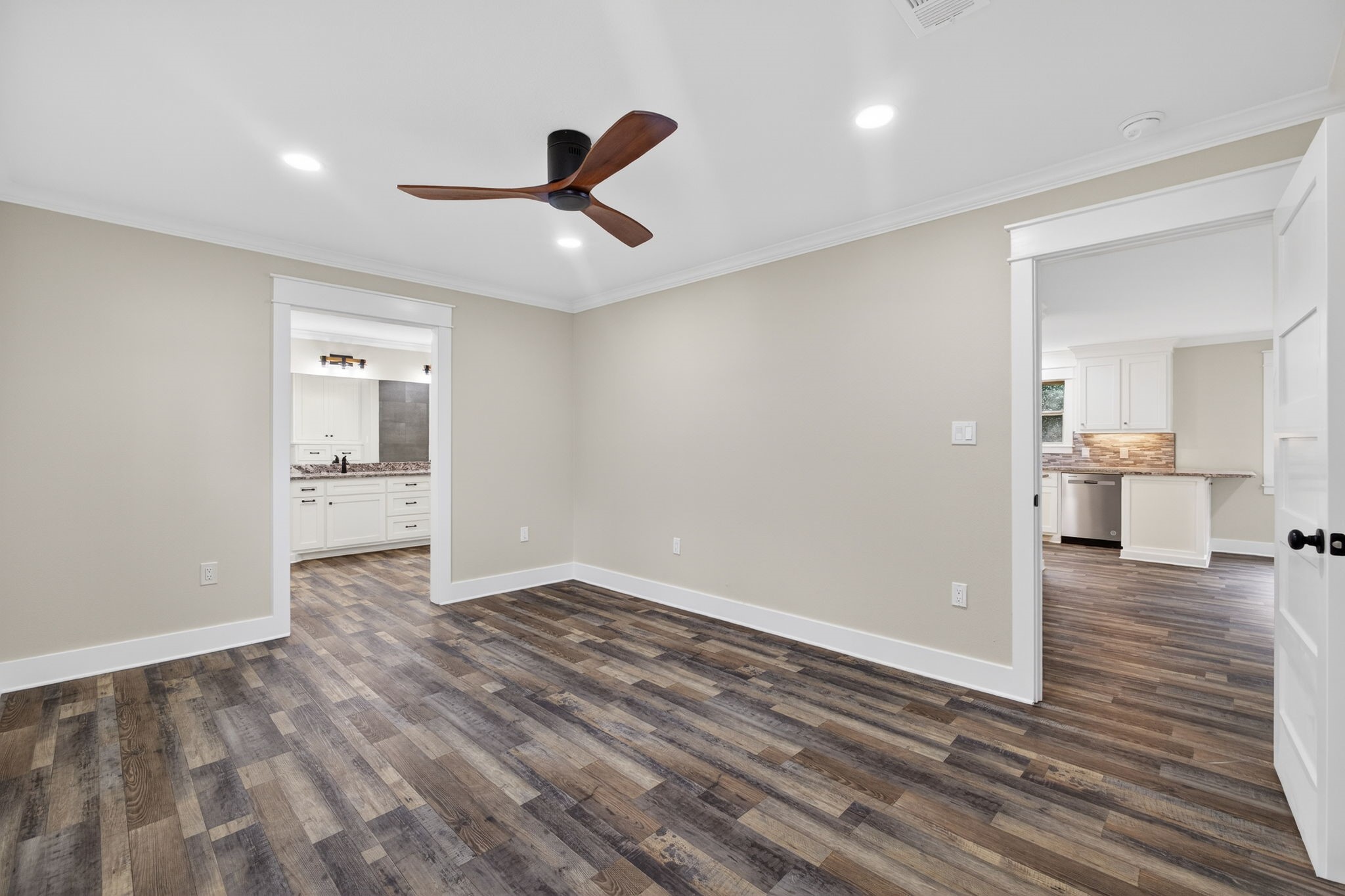 525 Charmaine Drive E Property Photo 22