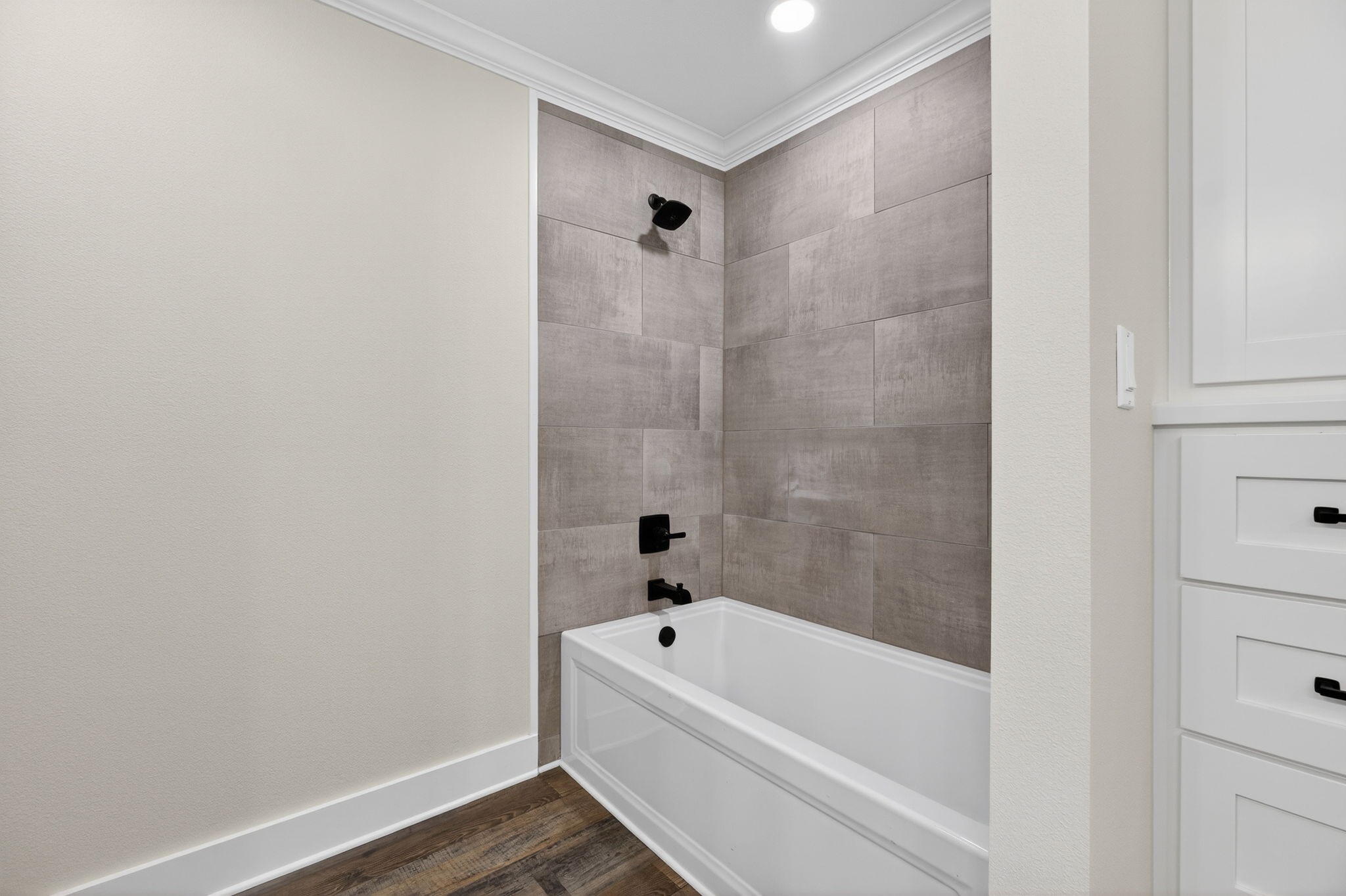 525 Charmaine Drive E Property Photo 24