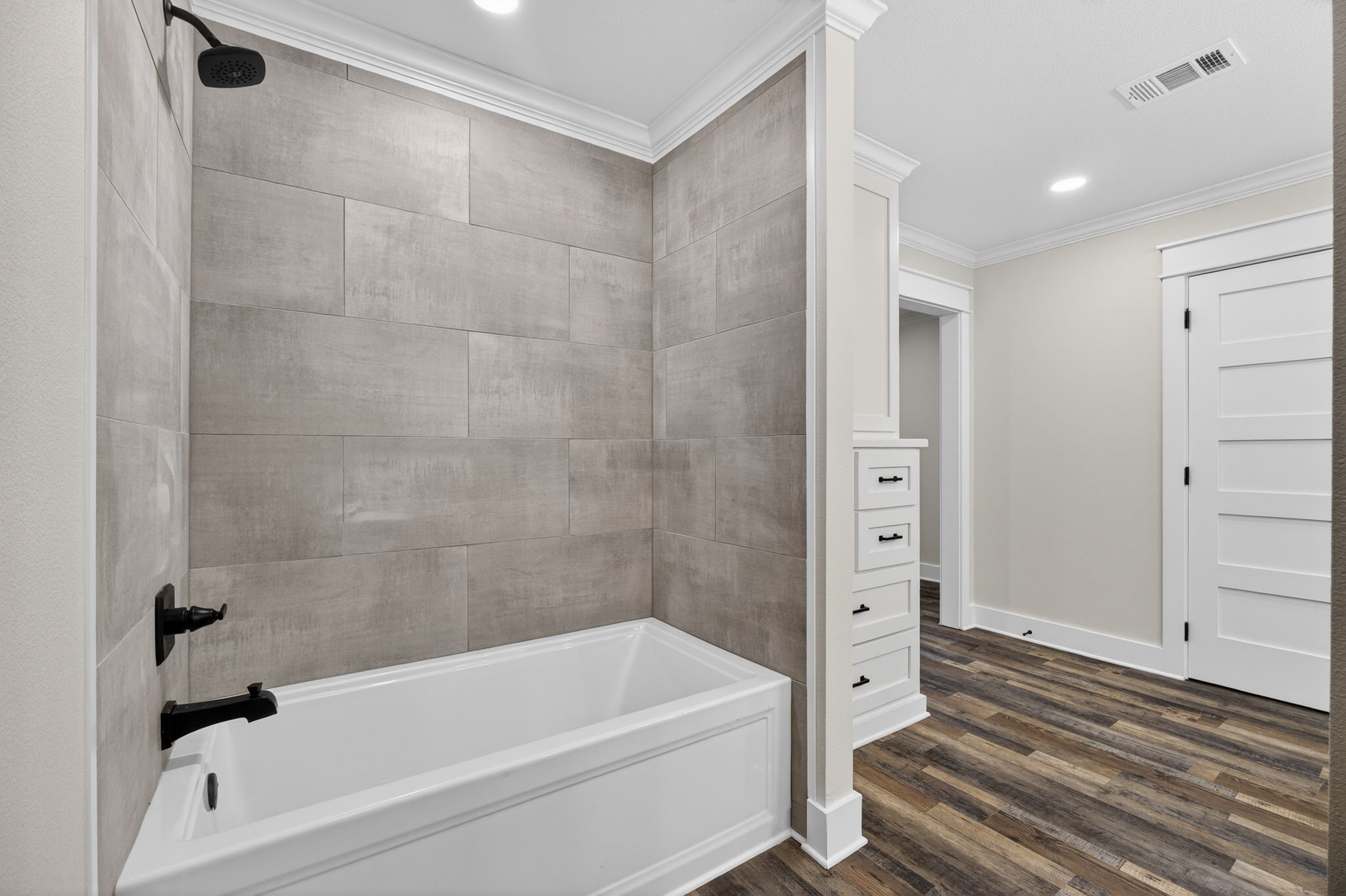 525 Charmaine Drive E Property Photo 25