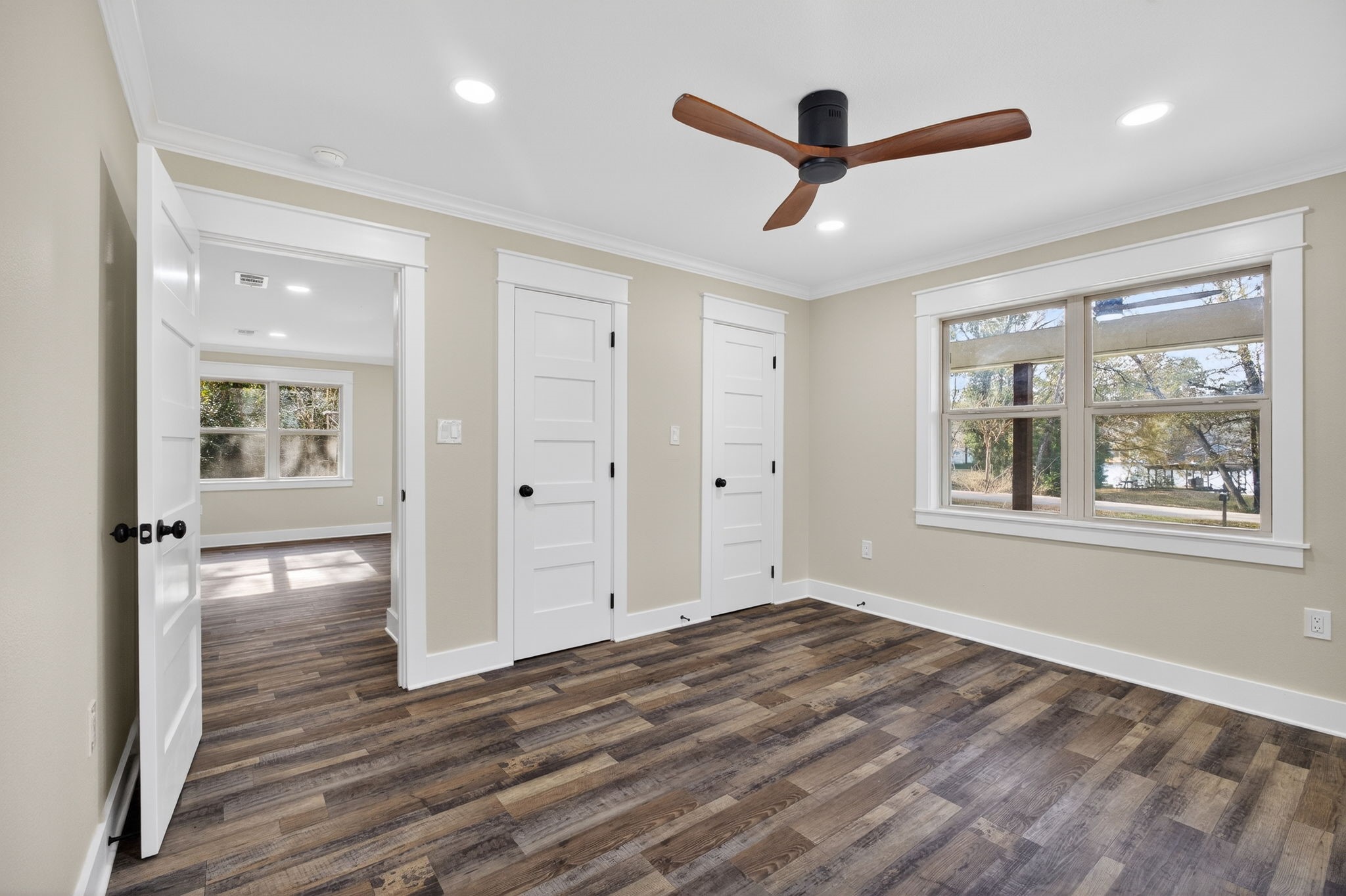 525 Charmaine Drive E Property Photo 28