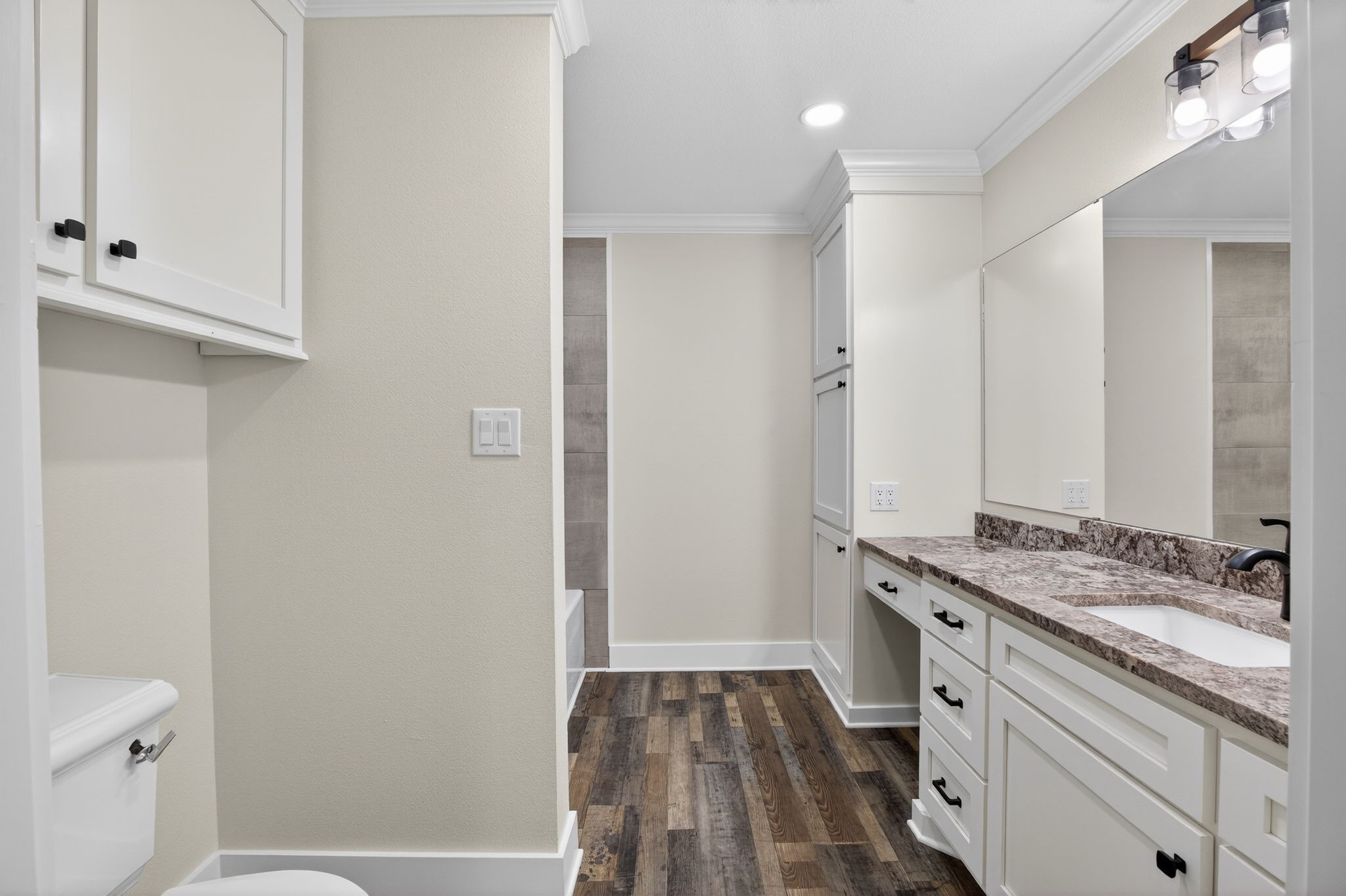 525 Charmaine Drive E Property Photo 30