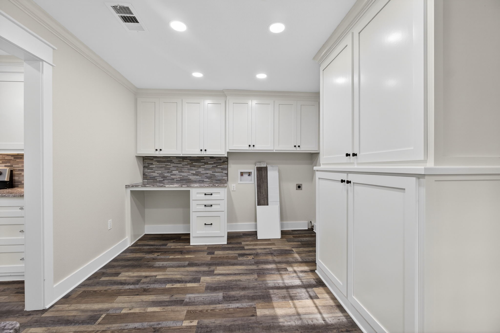 525 Charmaine Drive E Property Photo 33