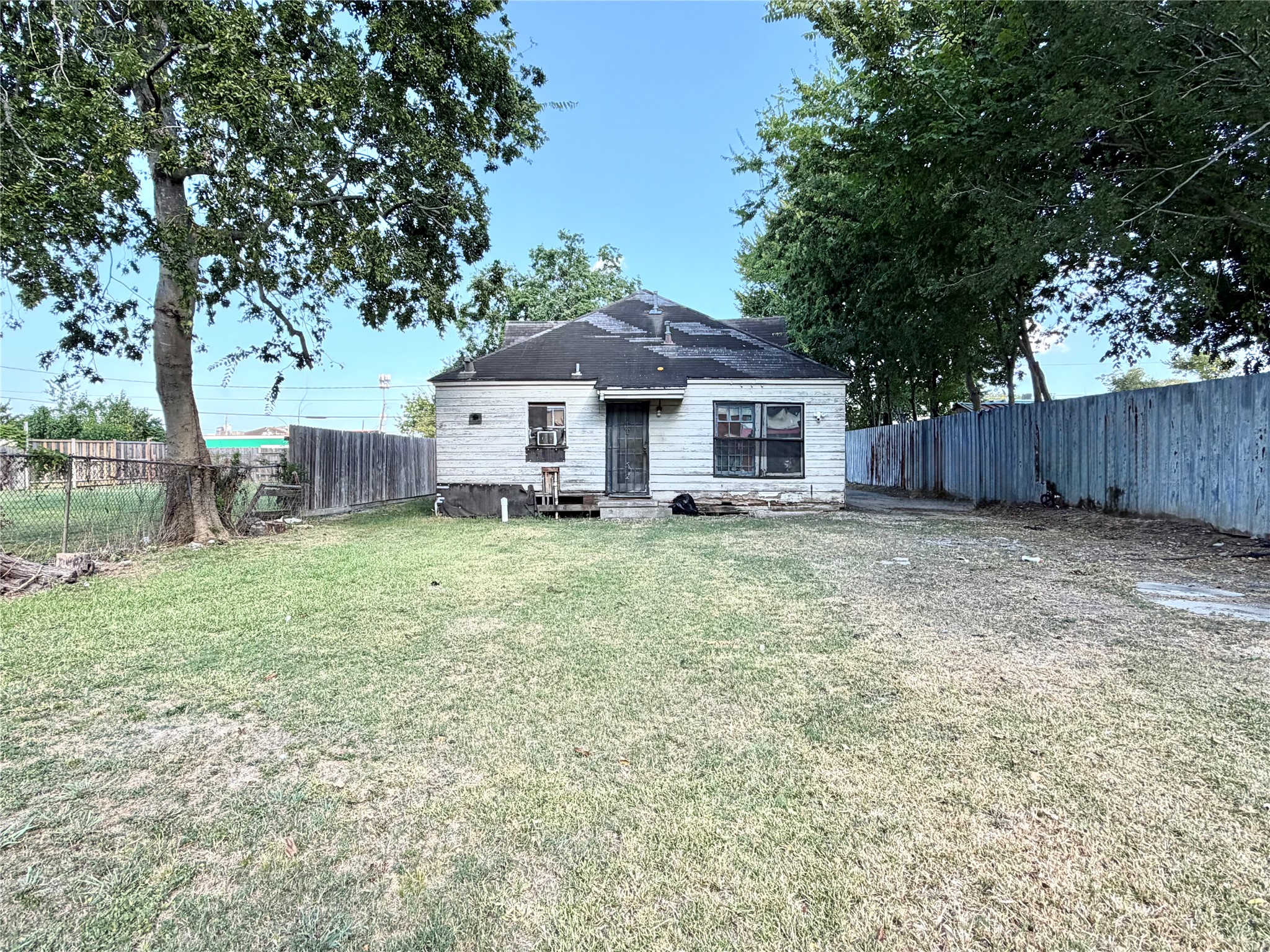 2936 Golfcrest Boulevard Property Photo 5