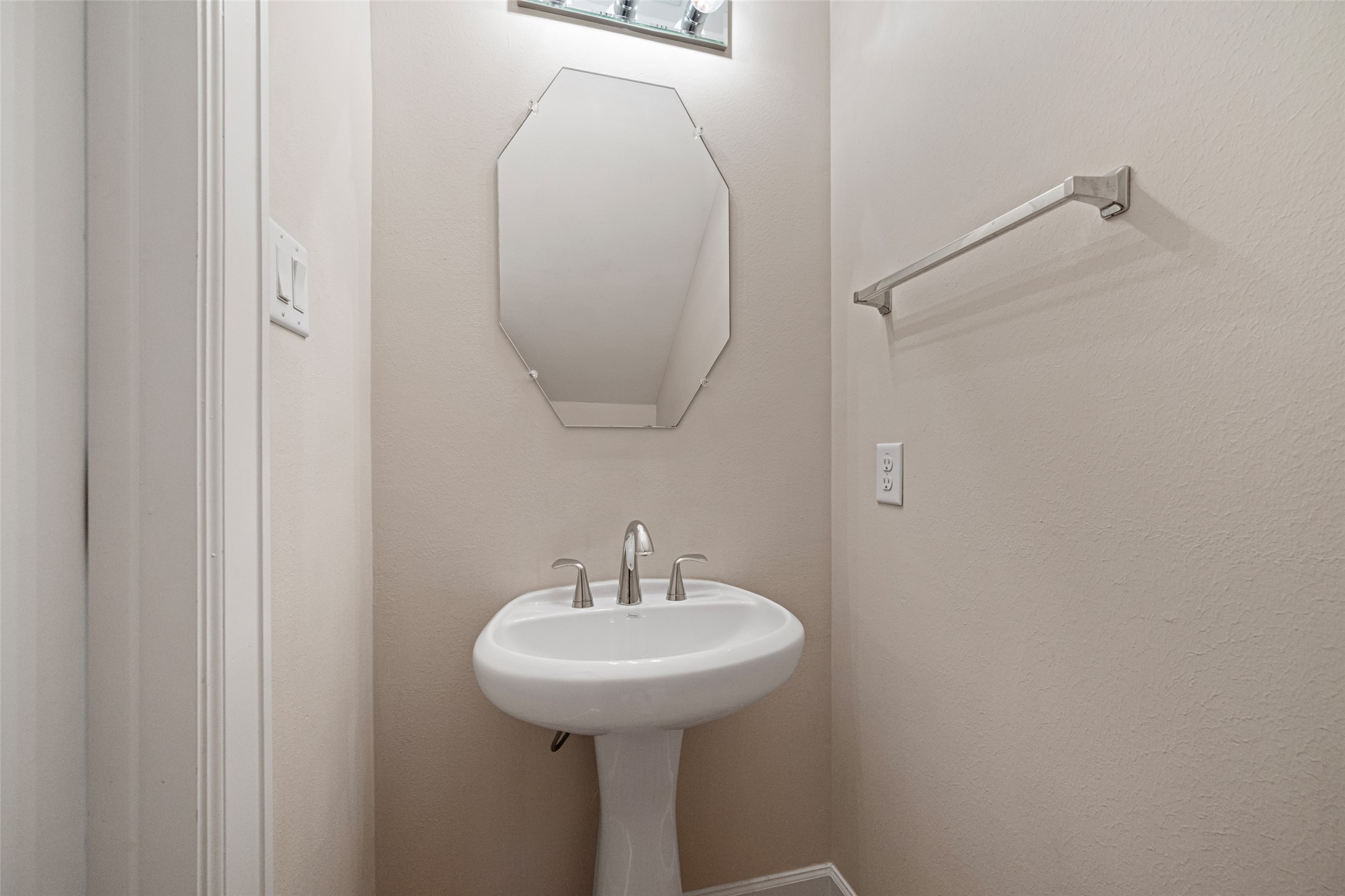 5951 S Loop E 55 Property Photo 28