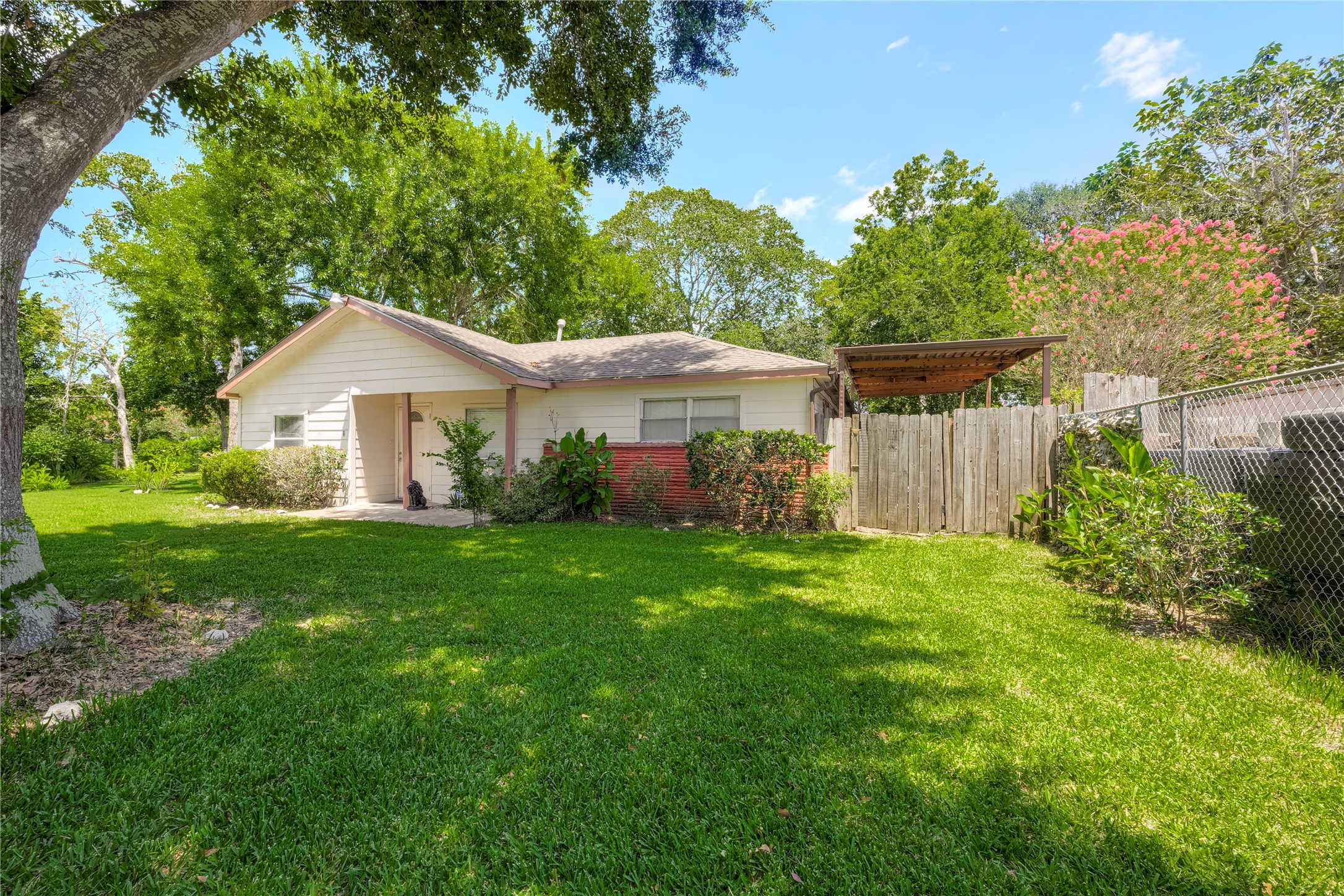 3627 Thistle Street Property Photo 2