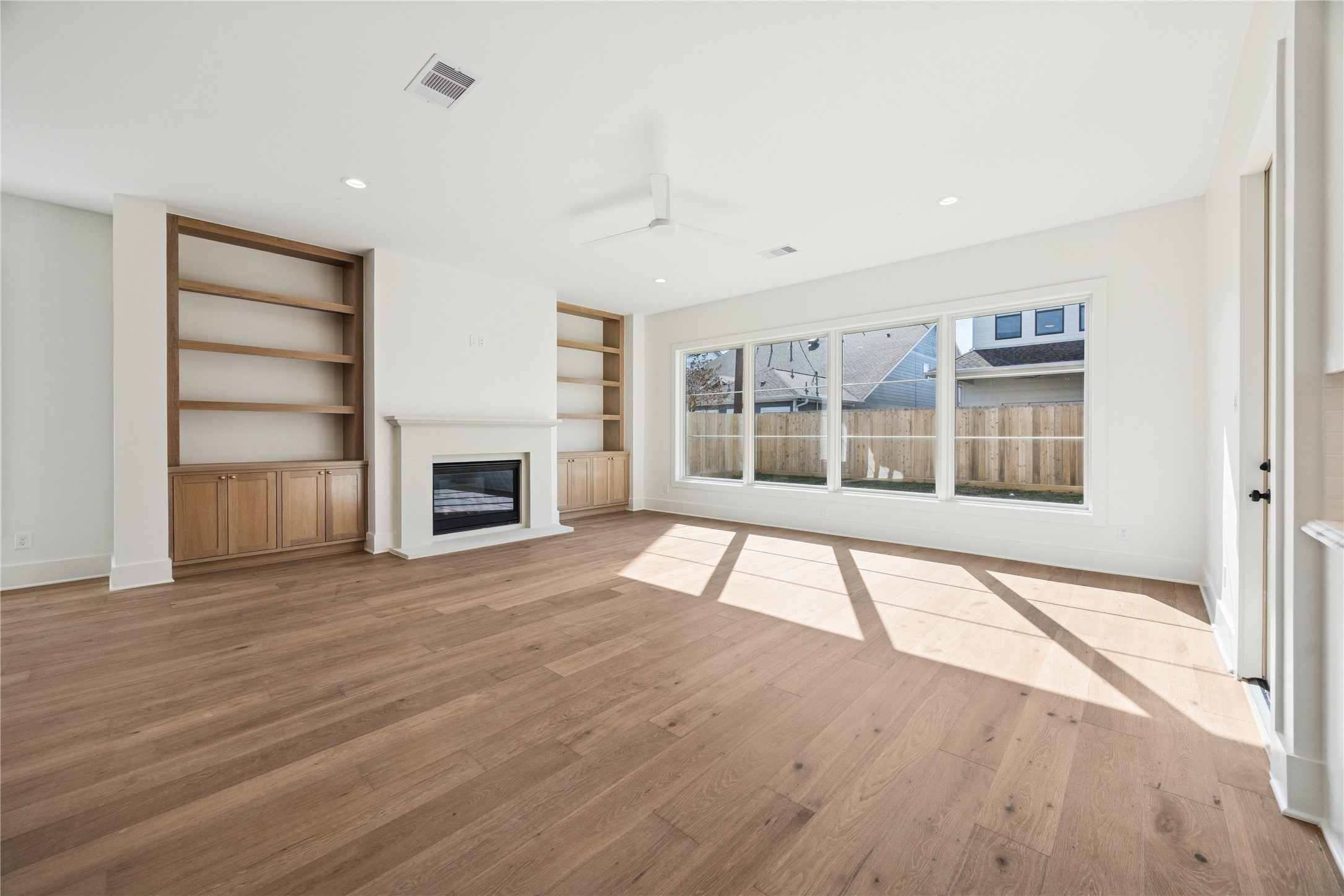 955 W 42nd Street Property Photo 4