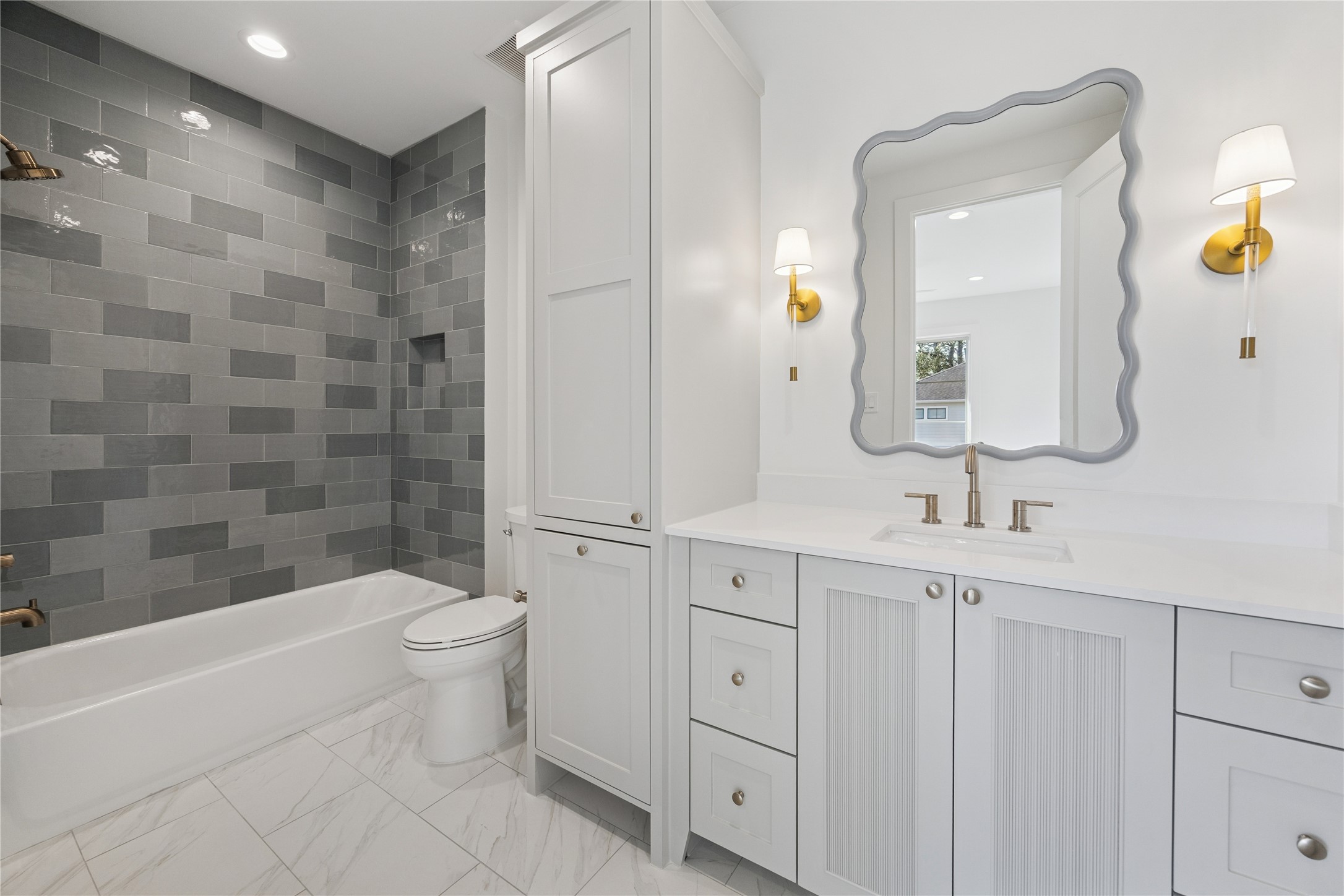 955 W 42nd Street Property Photo 9
