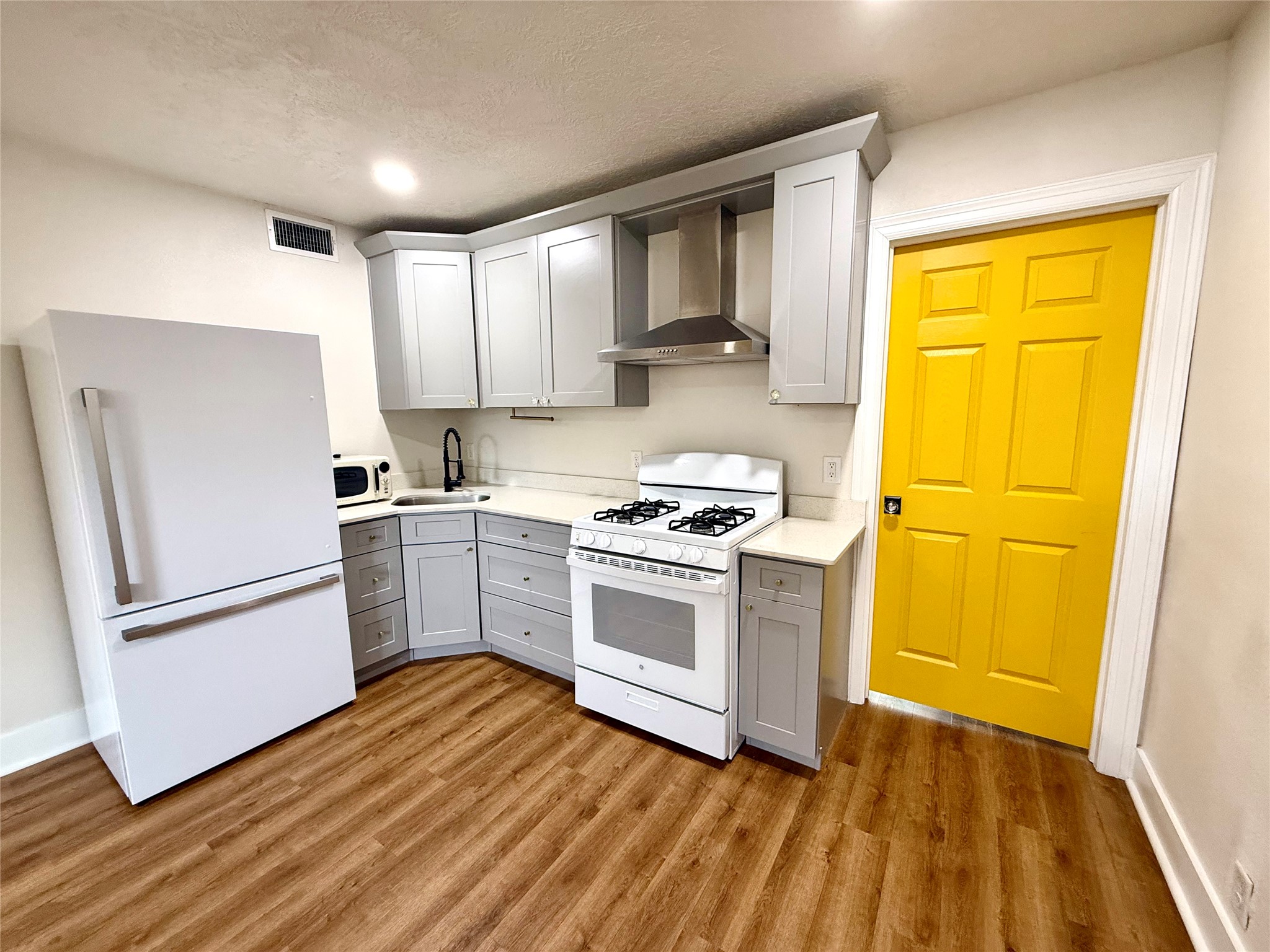 5201 Lindsay Street Property Photo 2