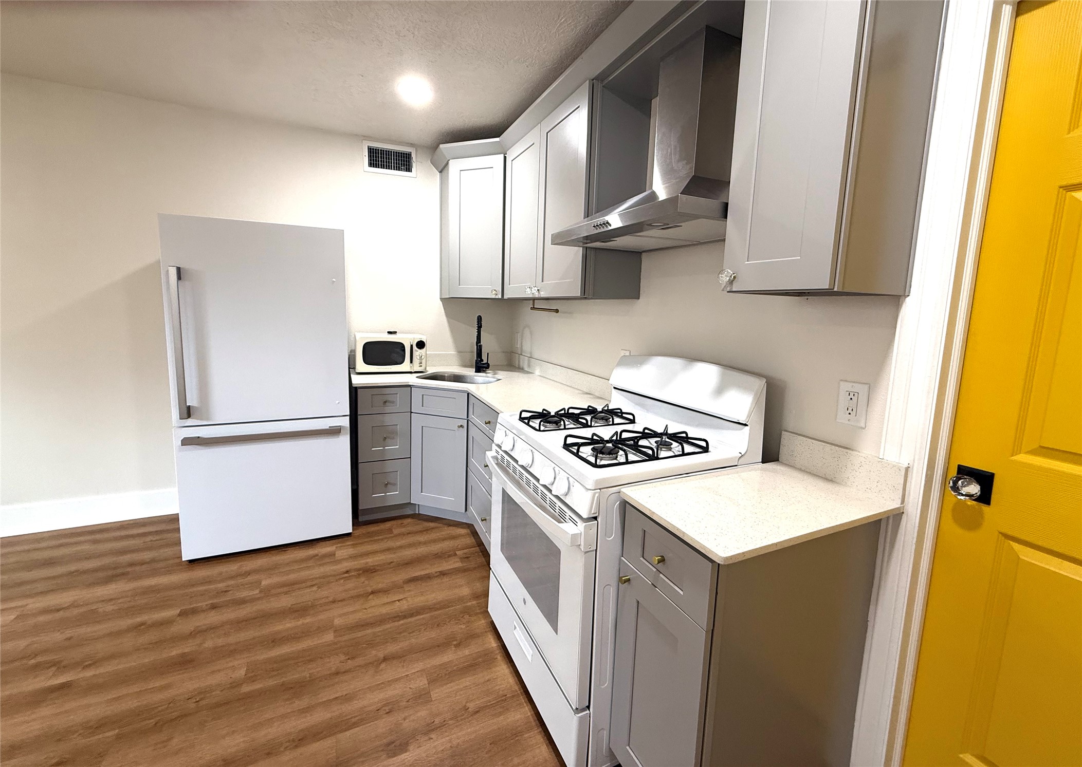 5201 Lindsay Street Property Photo 4