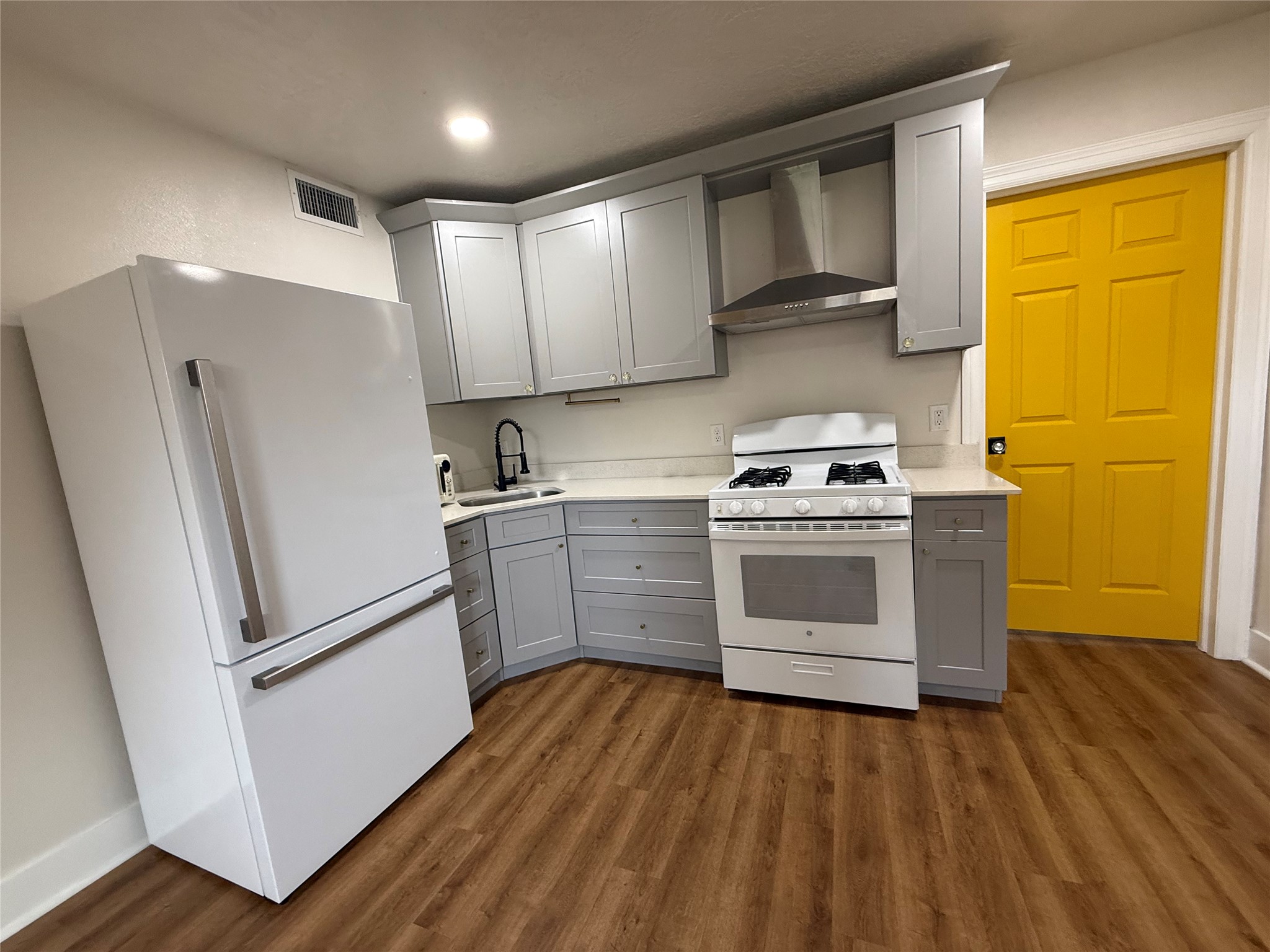 5201 Lindsay Street Property Photo 8