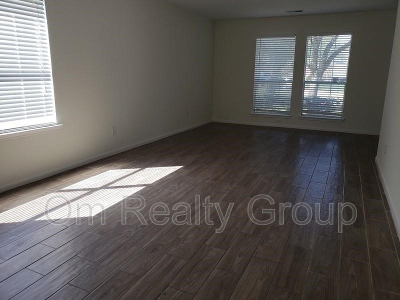 6655 Stonefort Ct Property Photo 3