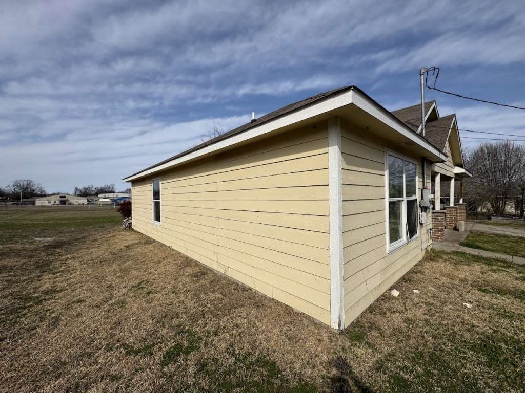 1009 W Houston Street Property Photo 10