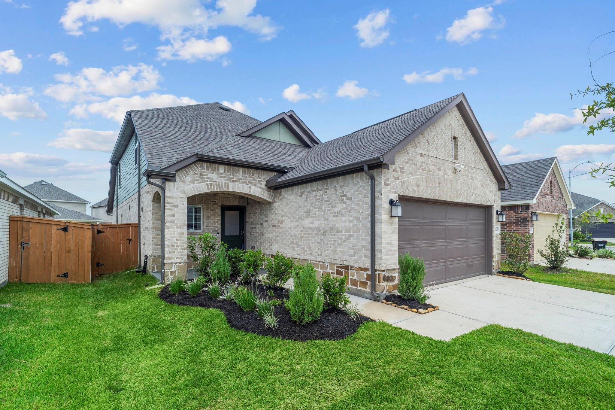 21622 Wave Hollow Drive Property Photo 2