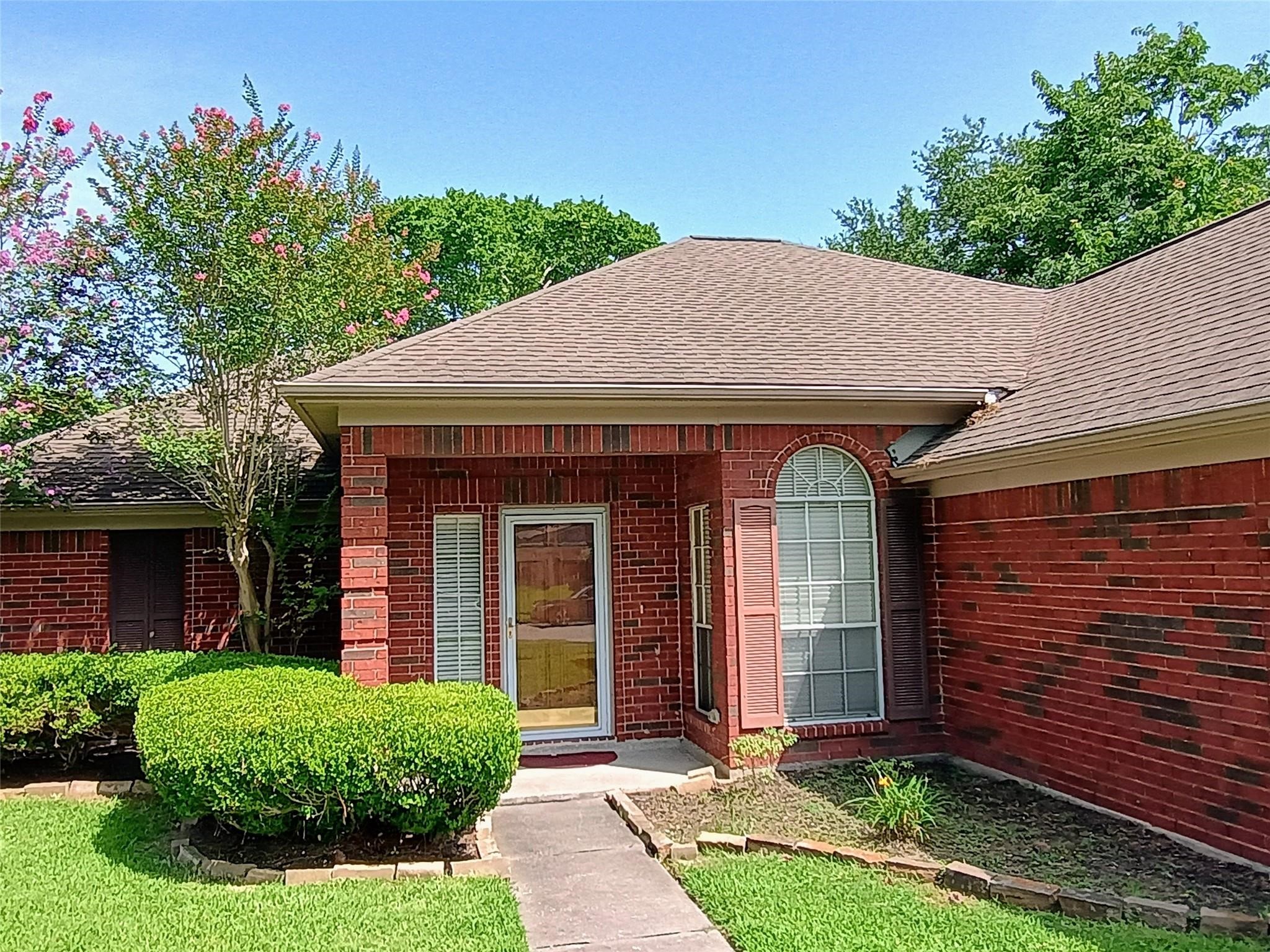 3821 Pin Oak Drive N Property Photo 3