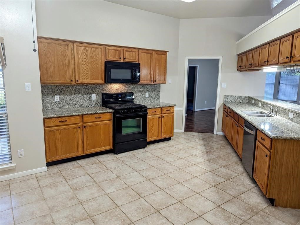 3821 Pin Oak Drive N Property Photo 7
