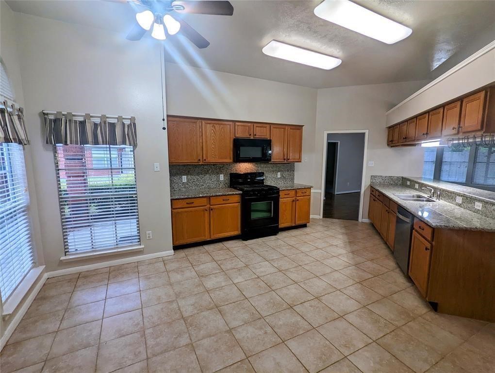 3821 Pin Oak Drive N Property Photo 8