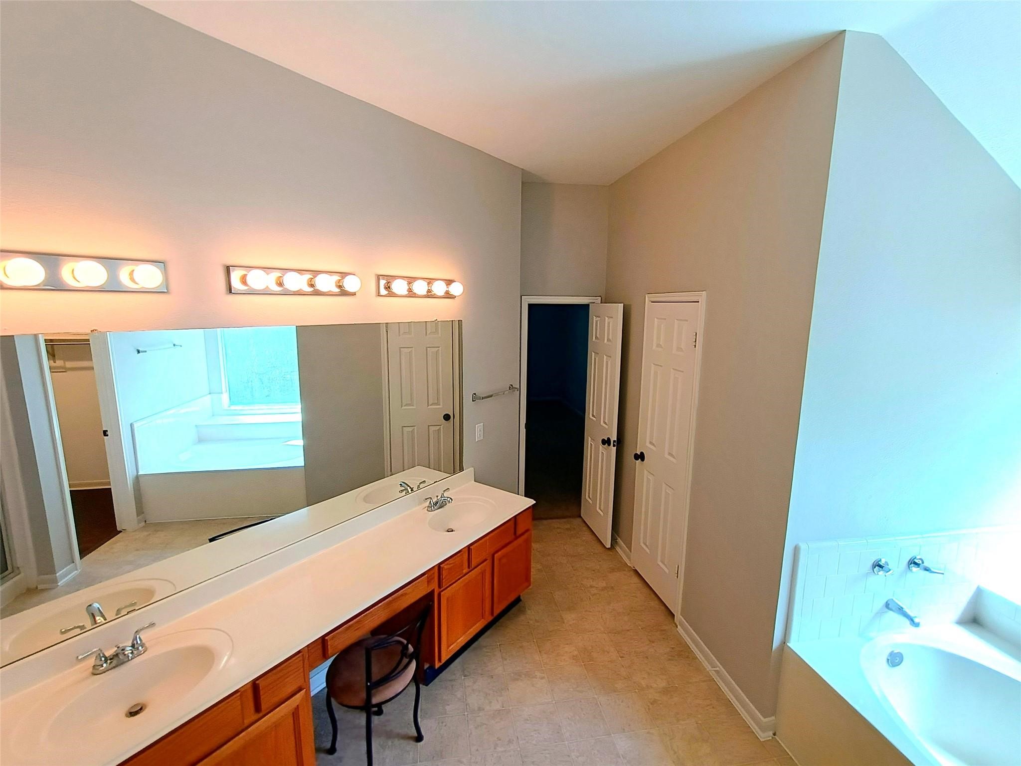 3821 Pin Oak Drive N Property Photo 16