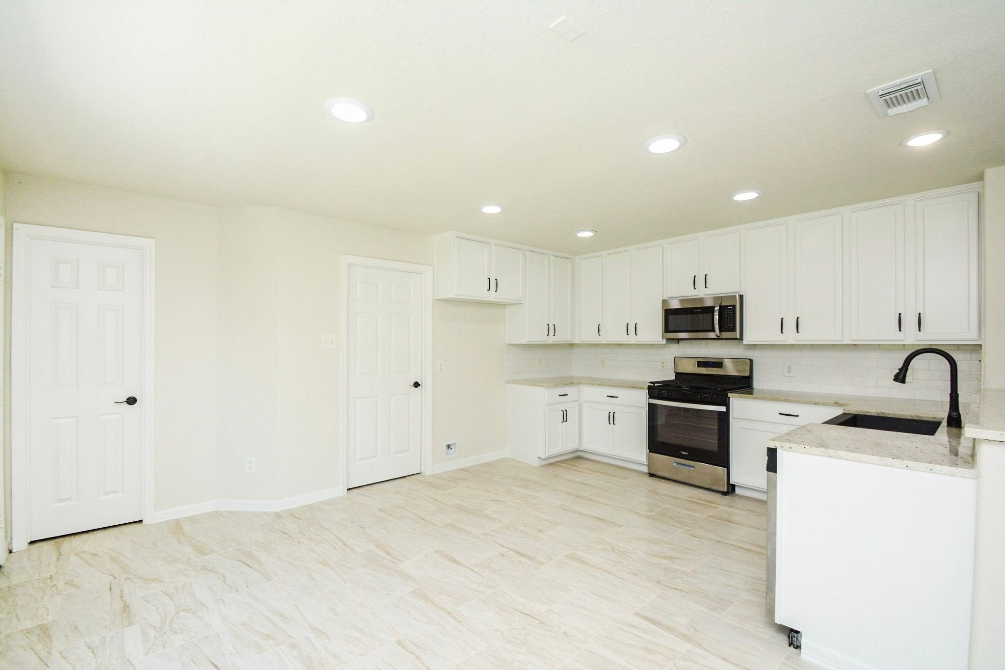 21122 Amber Crossing Drive Property Photo 5